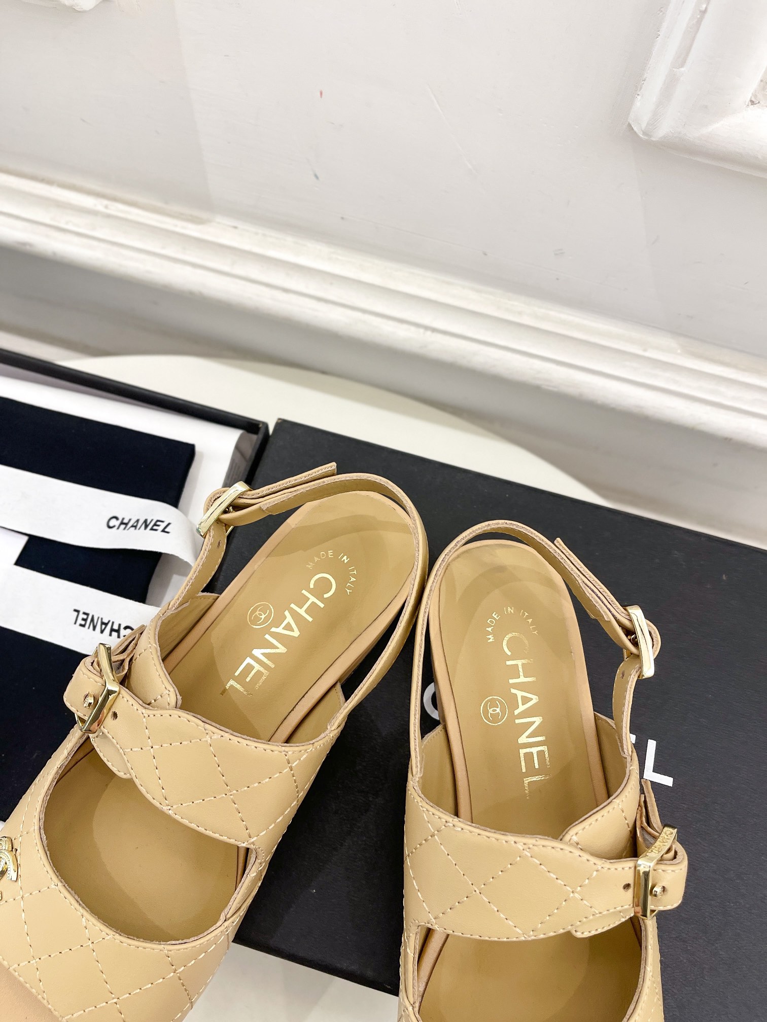 𝐂𝐇𝐀𝐍𝐄𝐋  | 小香  25𝐬𝐬

🦋2025早春新品  专柜走秀款 经典小香菱格印花粗跟凉鞋系列上