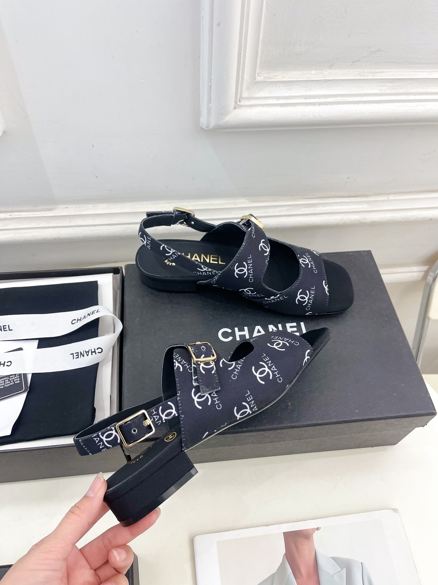 𝐂𝐇𝐀𝐍𝐄𝐋  | 小香  25𝐬𝐬

🦋2025早春新品  专柜走秀款 经典小香菱格印花粗跟凉鞋系列上