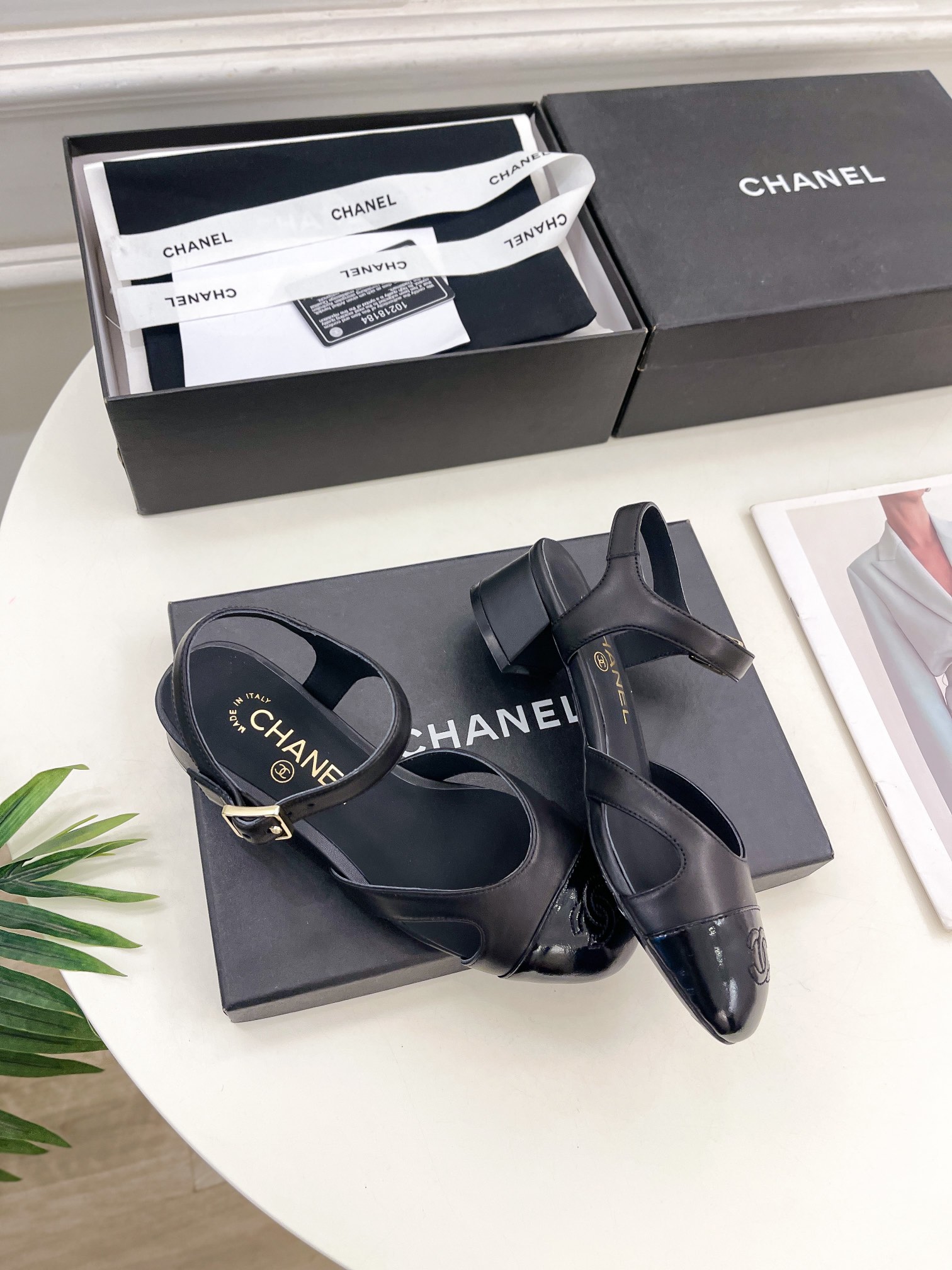 𝐂𝐇𝐀𝐍𝐄𝐋  | 小香  25𝐬𝐬

🦋2025早春新品  专柜走秀款 经典小香拼色镂空凉鞋系列上新〰