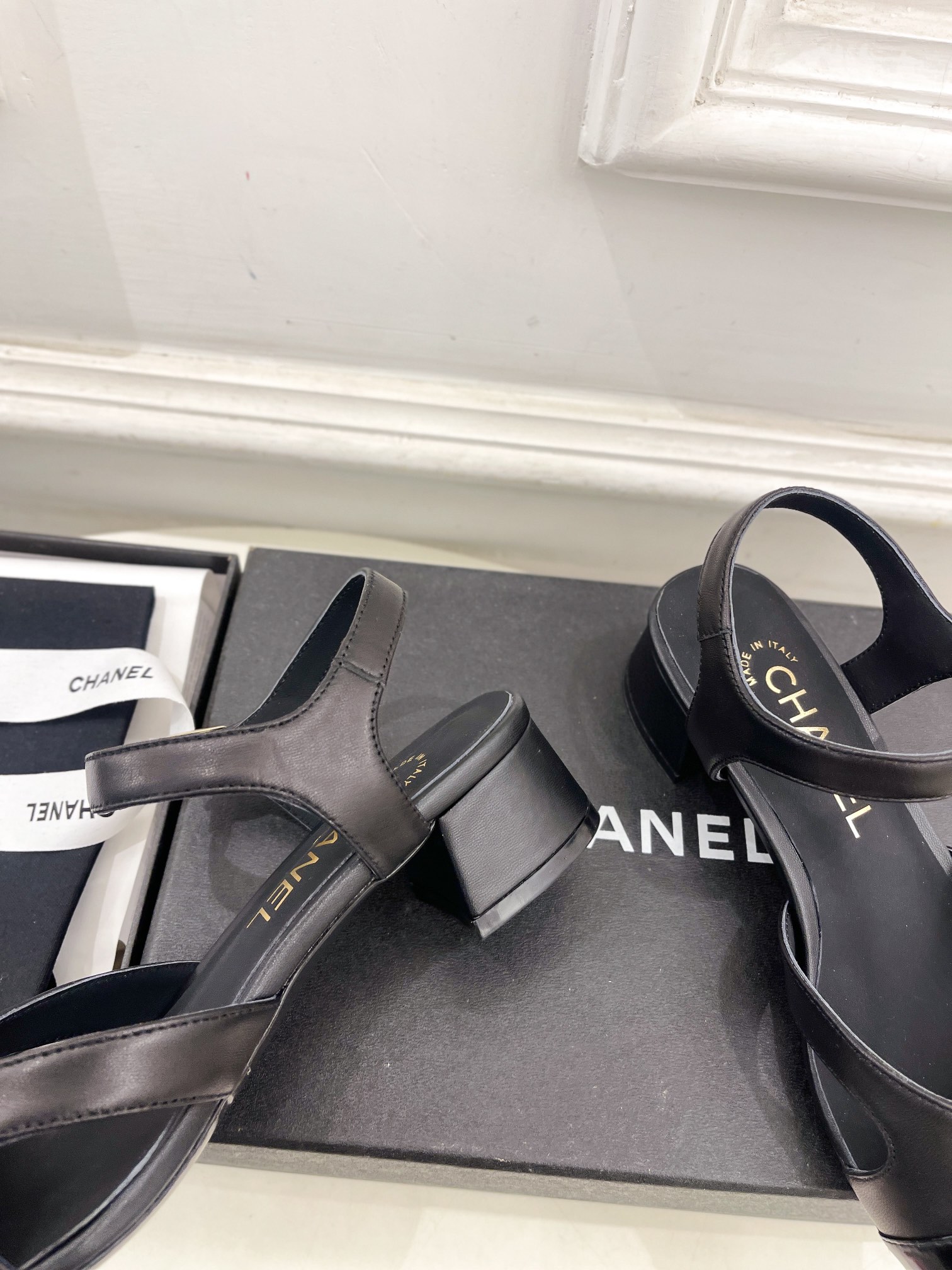 𝐂𝐇𝐀𝐍𝐄𝐋  | 小香  25𝐬𝐬

🦋2025早春新品  专柜走秀款 经典小香拼色镂空凉鞋系列上新〰