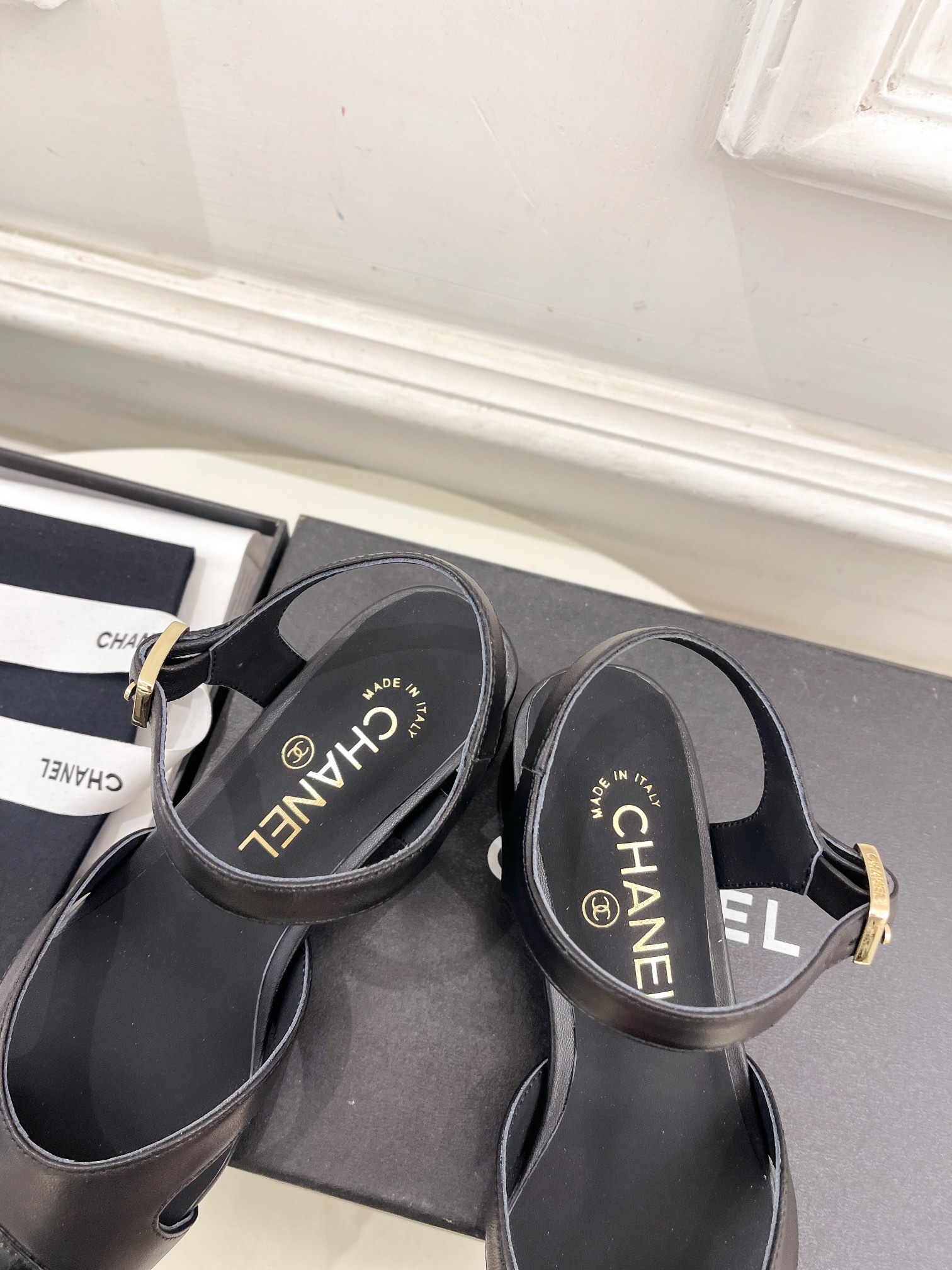 𝐂𝐇𝐀𝐍𝐄𝐋  | 小香  25𝐬𝐬

🦋2025早春新品  专柜走秀款 经典小香拼色镂空凉鞋系列上新〰
