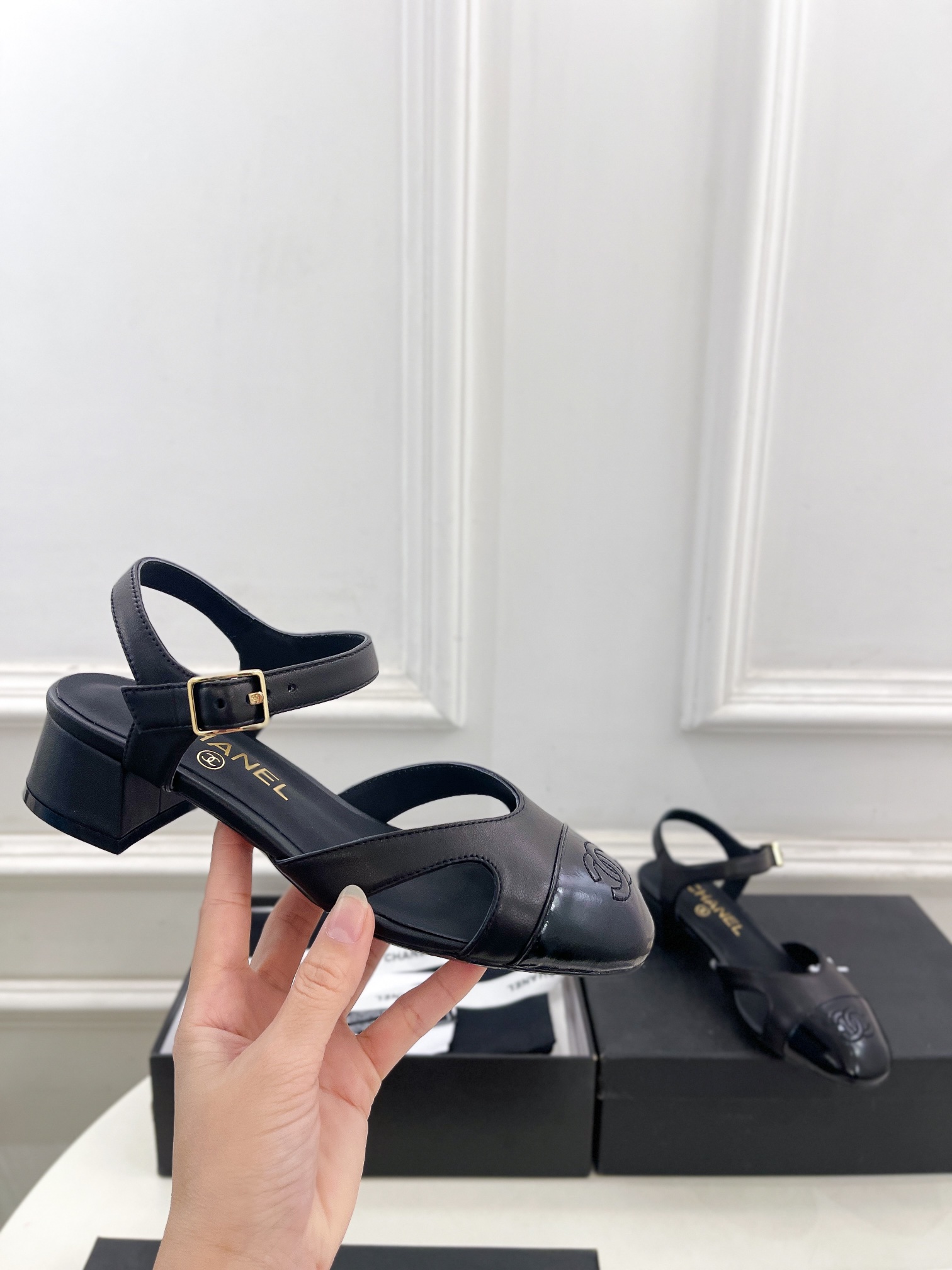 𝐂𝐇𝐀𝐍𝐄𝐋  | 小香  25𝐬𝐬

🦋2025早春新品  专柜走秀款 经典小香拼色镂空凉鞋系列上新〰