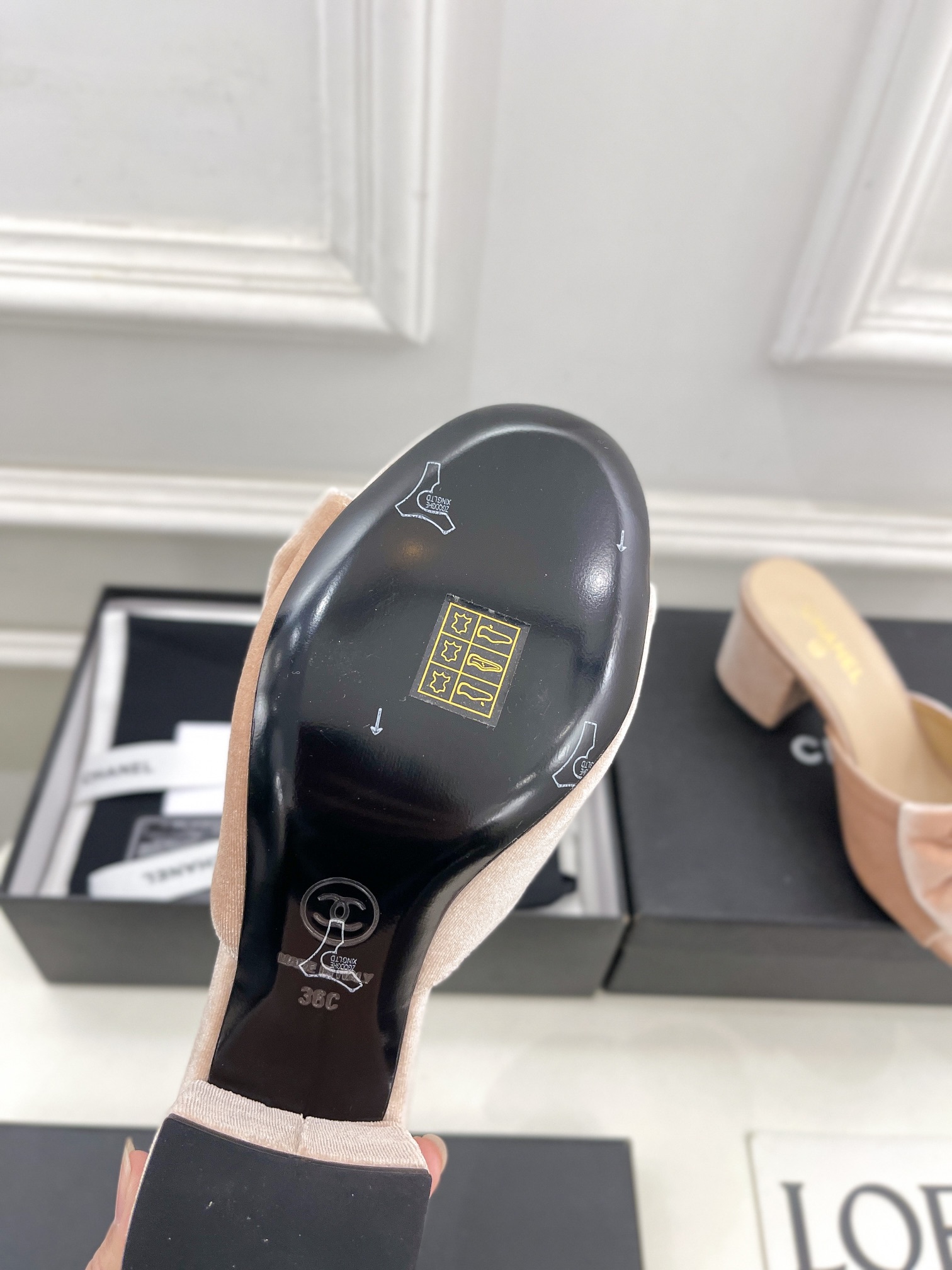 𝐂𝐇𝐀𝐍𝐄𝐋 | 小香 25𝐬𝐬
🦋2025早春新品 专柜走秀款 经典小香钻扣蝴蝶结拖鞋系列上新〰
🍬 