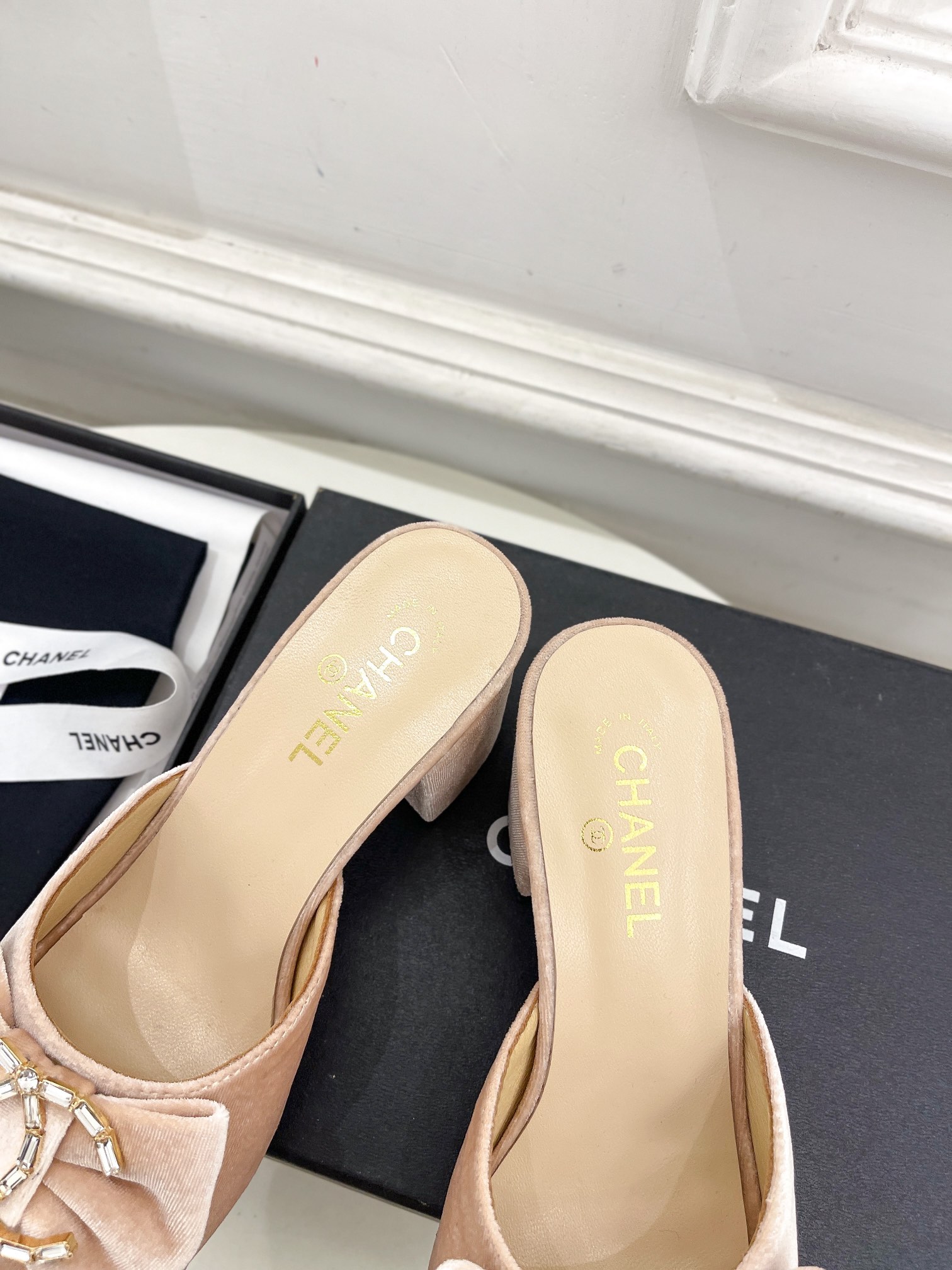 𝐂𝐇𝐀𝐍𝐄𝐋 | 小香 25𝐬𝐬
🦋2025早春新品 专柜走秀款 经典小香钻扣蝴蝶结拖鞋系列上新〰
🍬 