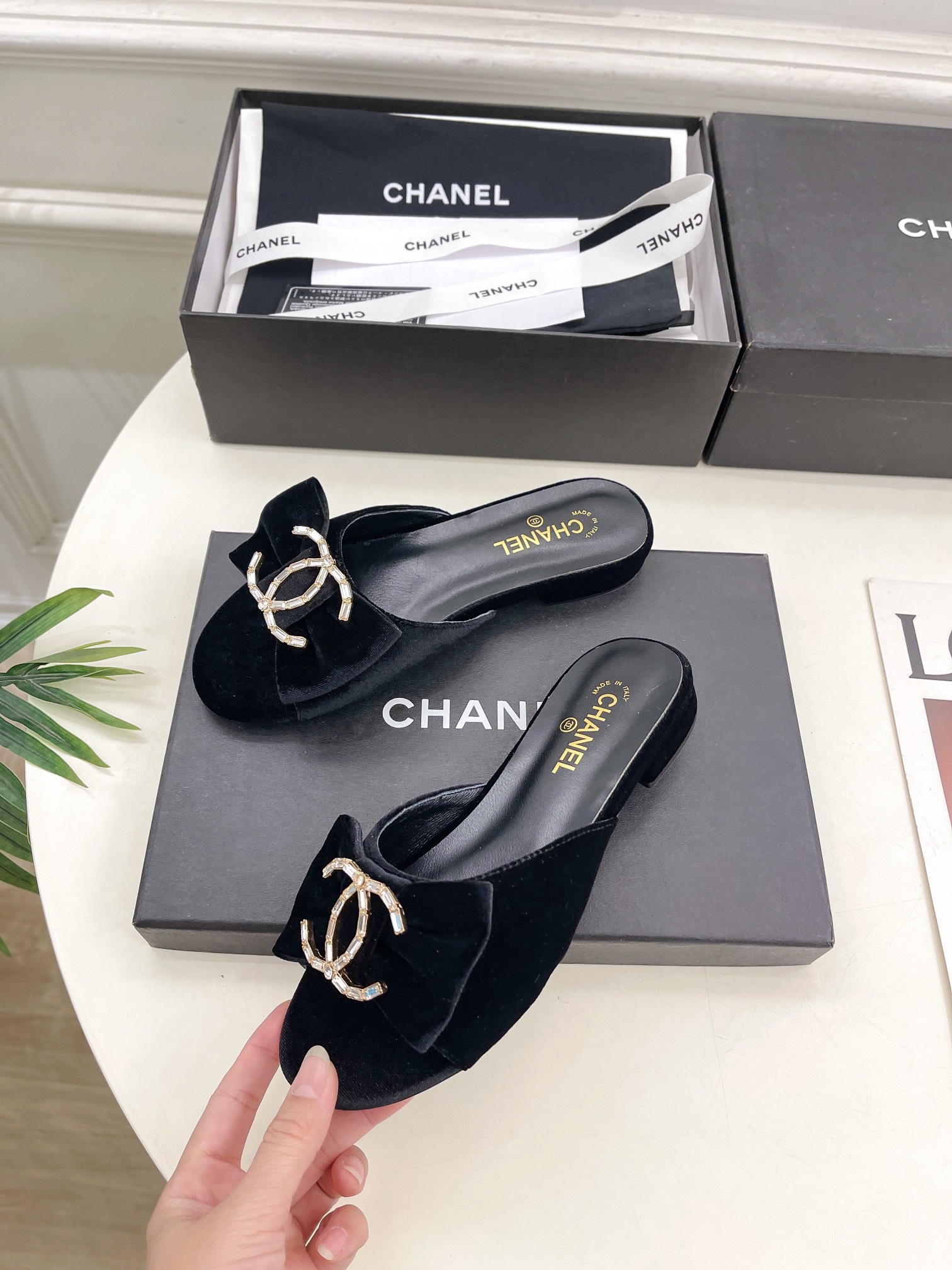 𝐂𝐇𝐀𝐍𝐄𝐋 | 小香 25𝐬𝐬
🦋2025早春新品 专柜走秀款 经典小香钻扣蝴蝶结拖鞋系列上新〰
🍬 