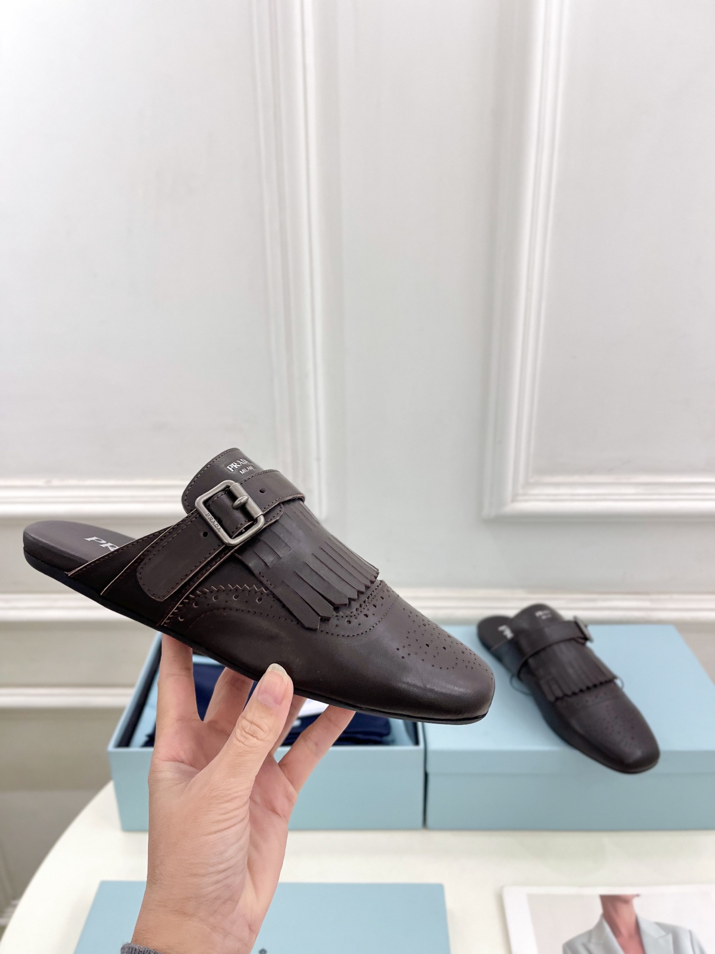 PRADA 普拉达  25𝐬𝐬 

🌈2025春夏新品 专柜走秀款复古流苏半拖鞋乐福鞋系列〰

◽鞋面：