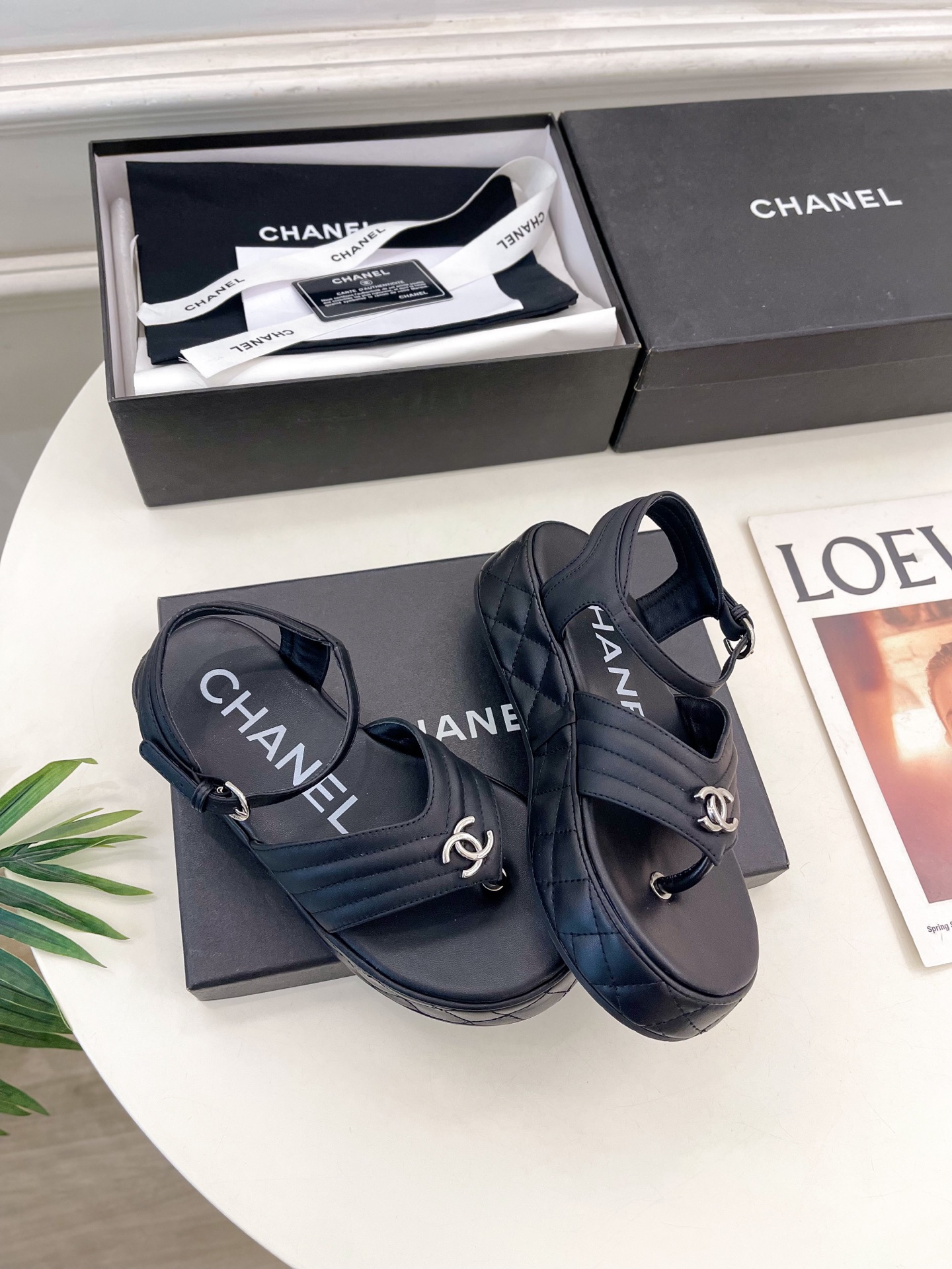 𝐂𝐇𝐀𝐍𝐄𝐋  | 小香  25𝐬𝐬

🦋2025早春新品  专柜走秀款 小香经典双C厚底休闲夹趾凉鞋拖