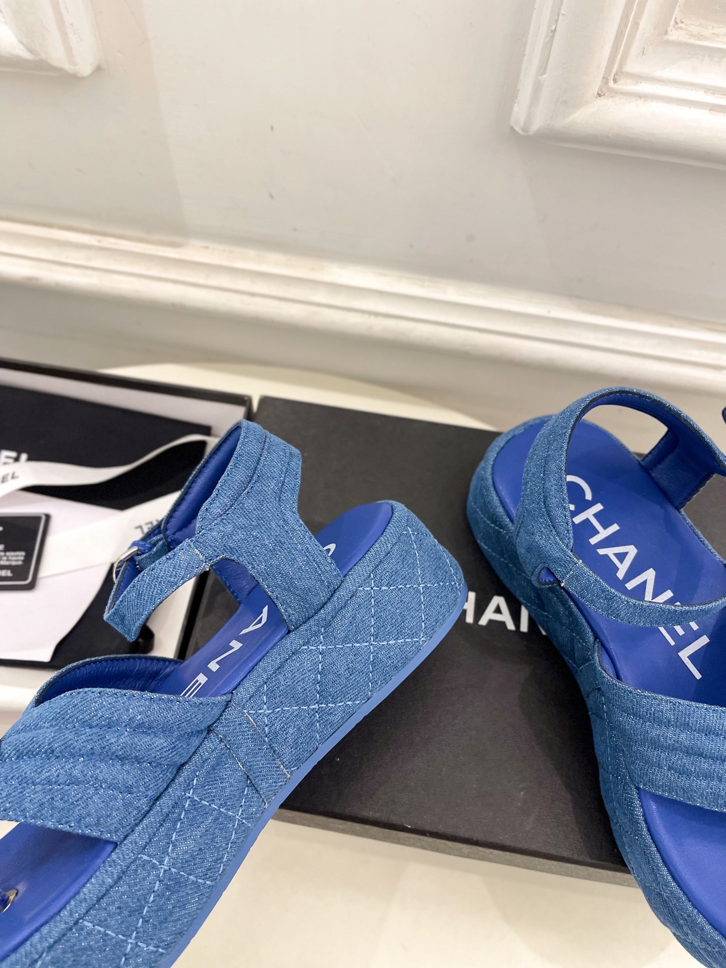 𝐂𝐇𝐀𝐍𝐄𝐋  | 小香  25𝐬𝐬

🦋2025早春新品  专柜走秀款 小香经典双C厚底休闲夹趾凉鞋拖