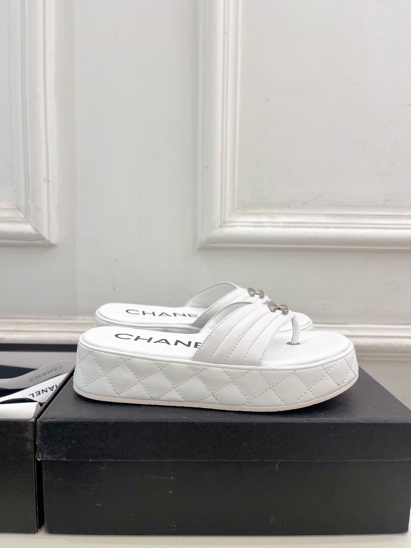 𝐂𝐇𝐀𝐍𝐄𝐋  | 小香  25𝐬𝐬

🦋2025早春新品  专柜走秀款 小香经典双C厚底休闲夹趾凉鞋拖