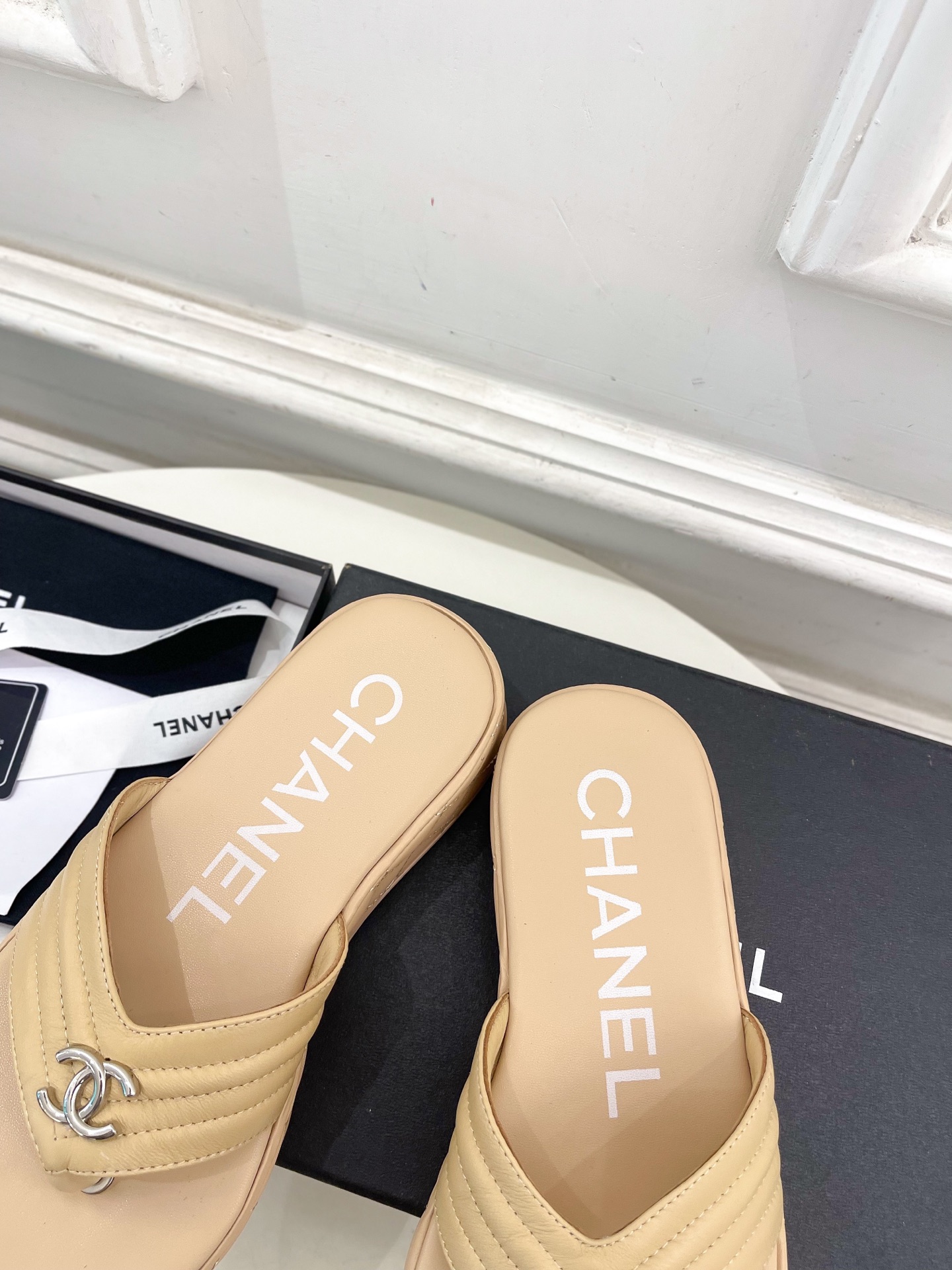 𝐂𝐇𝐀𝐍𝐄𝐋  | 小香  25𝐬𝐬

🦋2025早春新品  专柜走秀款 小香经典双C厚底休闲夹趾凉鞋拖