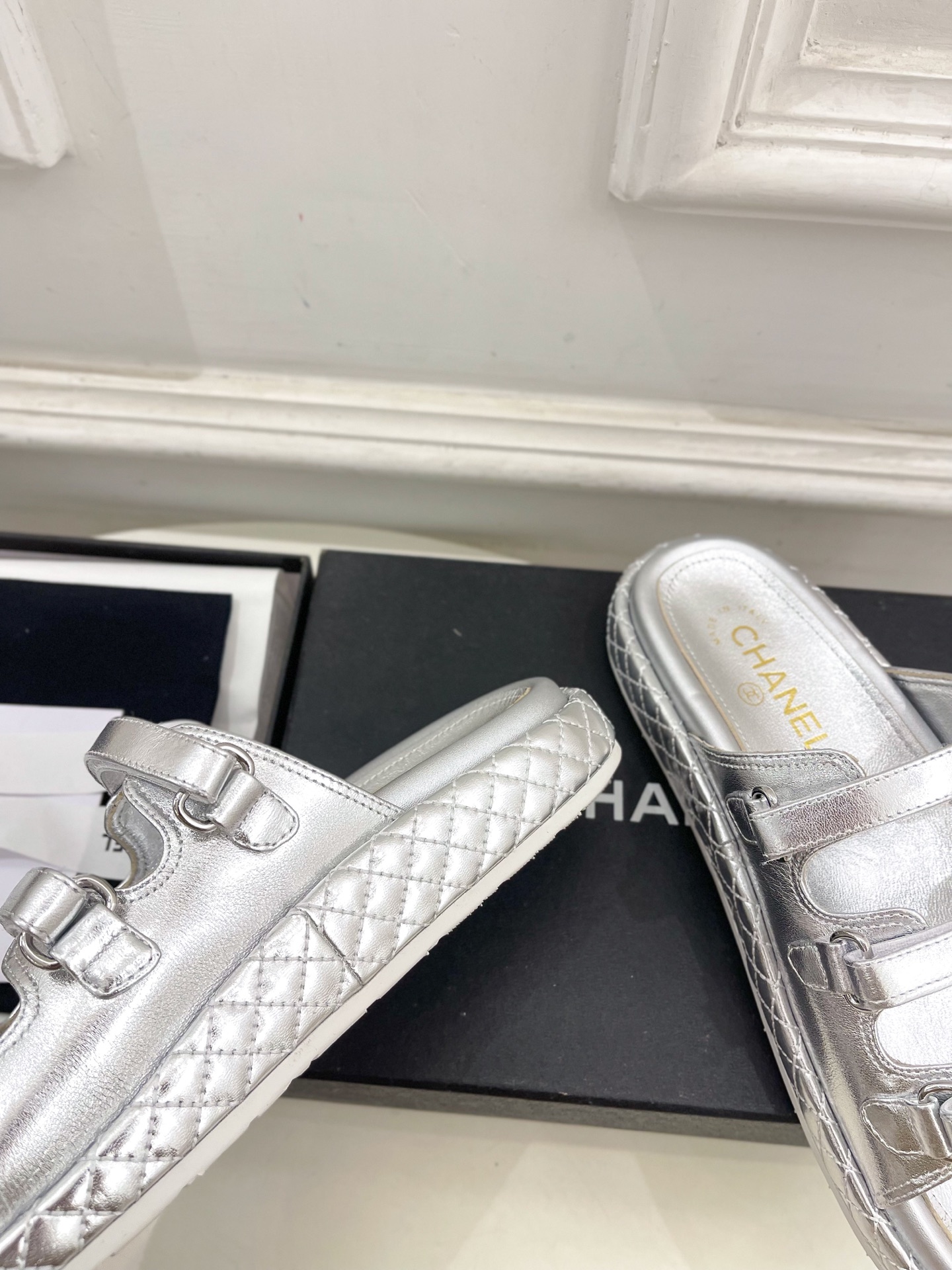 𝐂𝐇𝐀𝐍𝐄𝐋  | 小香  25𝐬𝐬

🦋2025早春新品  专柜走秀款 小香经典双C钻扣三带魔术贴沙滩