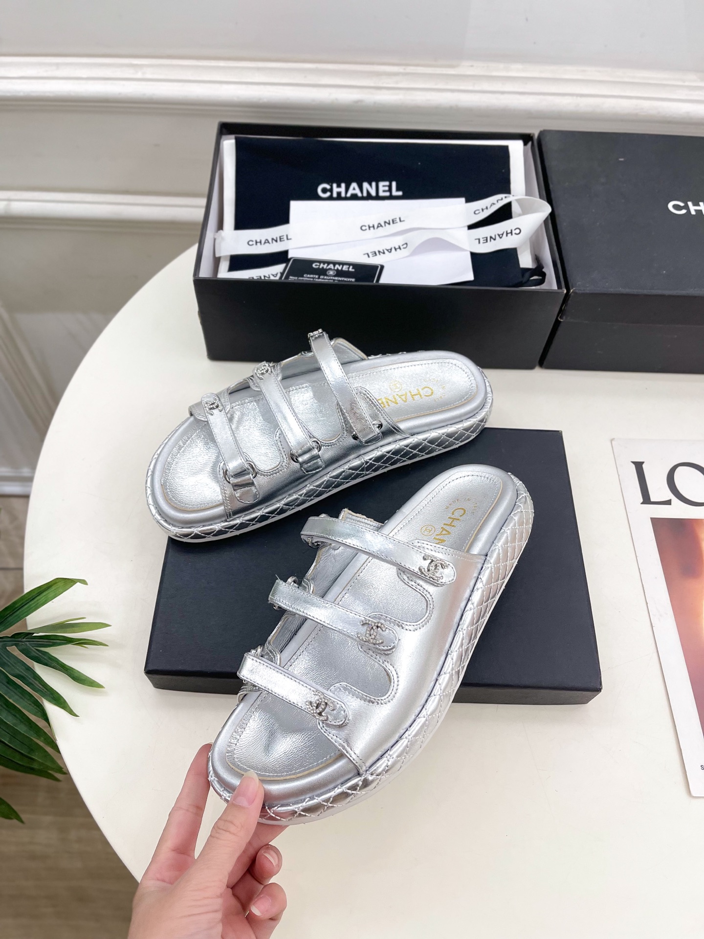 𝐂𝐇𝐀𝐍𝐄𝐋  | 小香  25𝐬𝐬

🦋2025早春新品  专柜走秀款 小香经典双C钻扣三带魔术贴沙滩