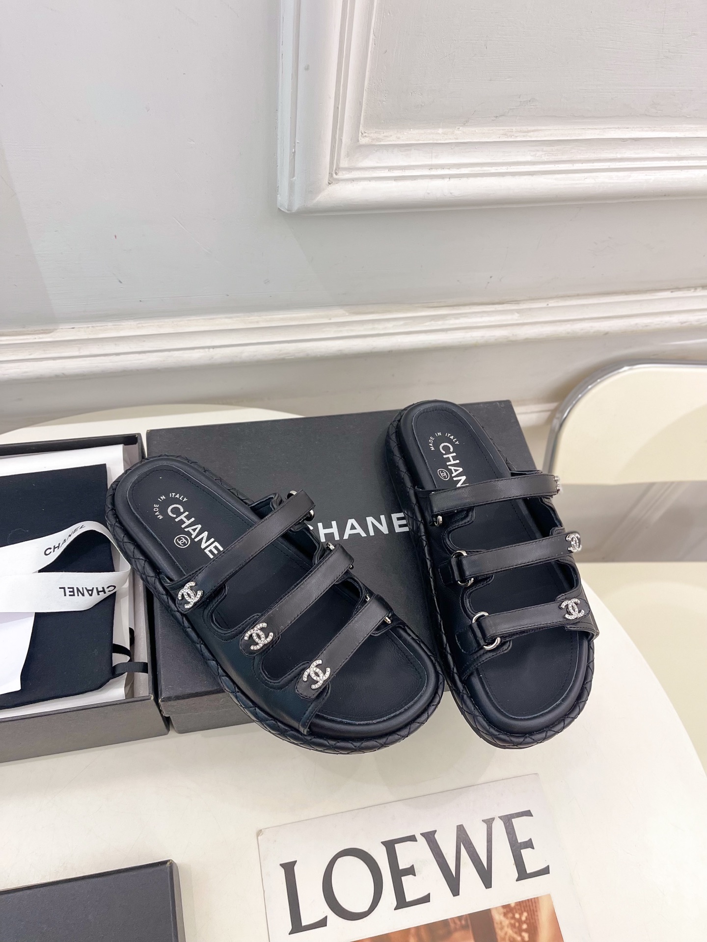 𝐂𝐇𝐀𝐍𝐄𝐋  | 小香  25𝐬𝐬

🦋2025早春新品  专柜走秀款 小香经典双C钻扣三带魔术贴沙滩