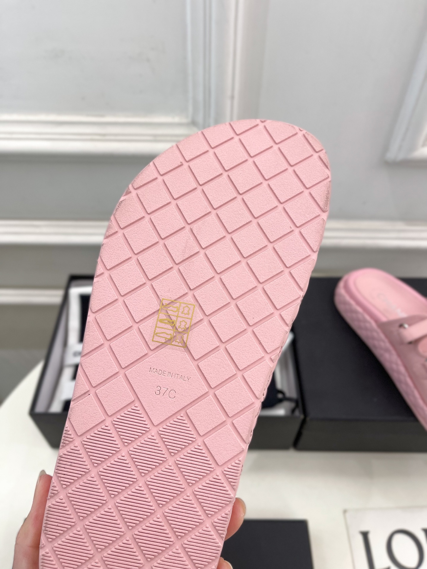 𝐂𝐇𝐀𝐍𝐄𝐋  | 小香  25𝐬𝐬

🦋2025早春新品  专柜走秀款 小香经典双C钻扣三带魔术贴沙滩