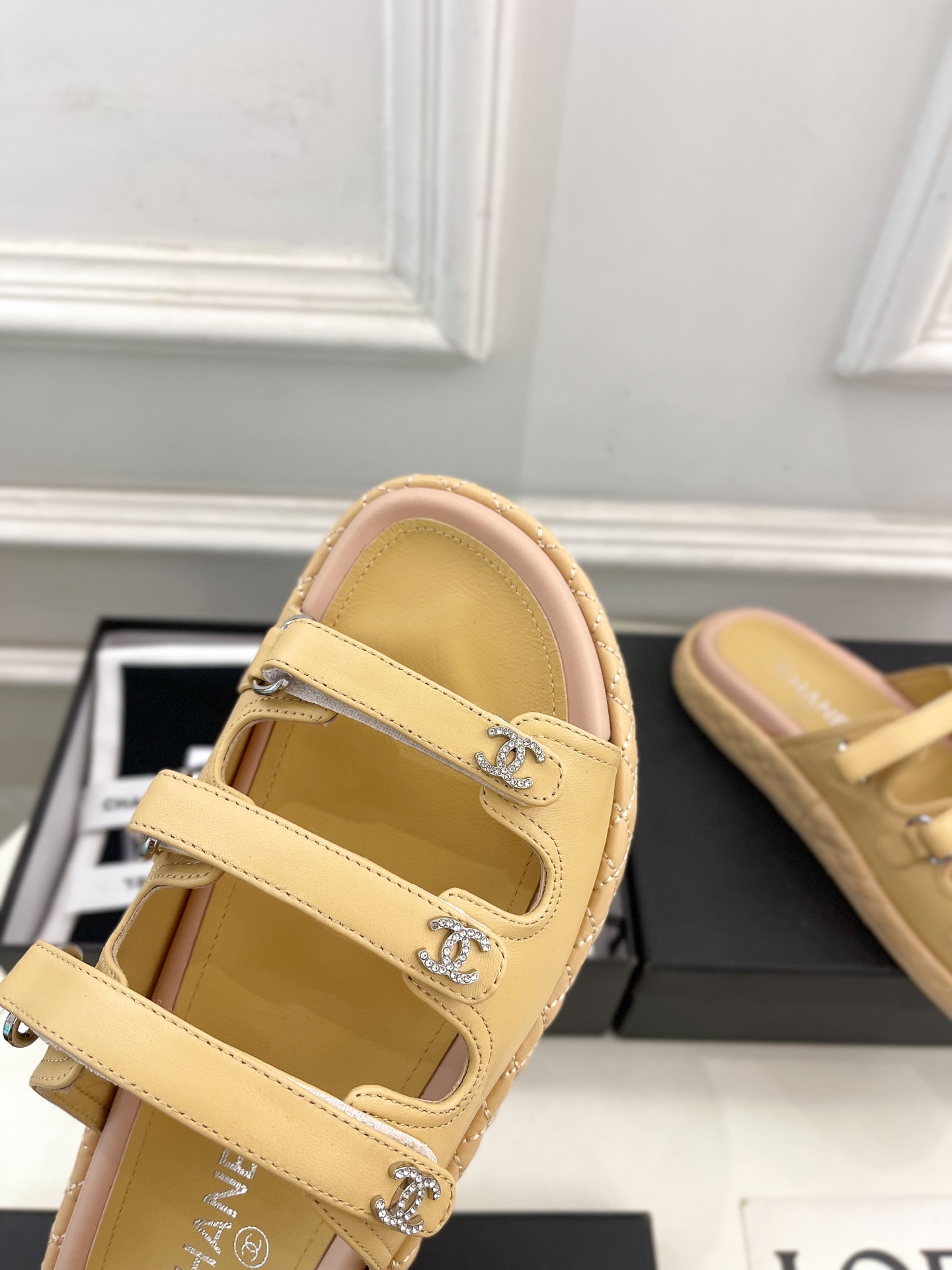 𝐂𝐇𝐀𝐍𝐄𝐋  | 小香  25𝐬𝐬

🦋2025早春新品  专柜走秀款 小香经典双C钻扣三带魔术贴沙滩