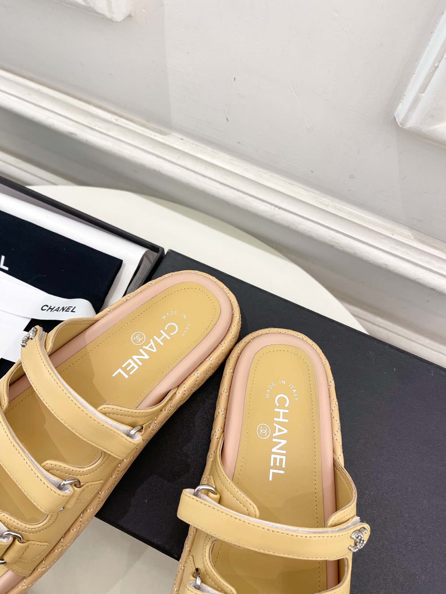𝐂𝐇𝐀𝐍𝐄𝐋  | 小香  25𝐬𝐬

🦋2025早春新品  专柜走秀款 小香经典双C钻扣三带魔术贴沙滩