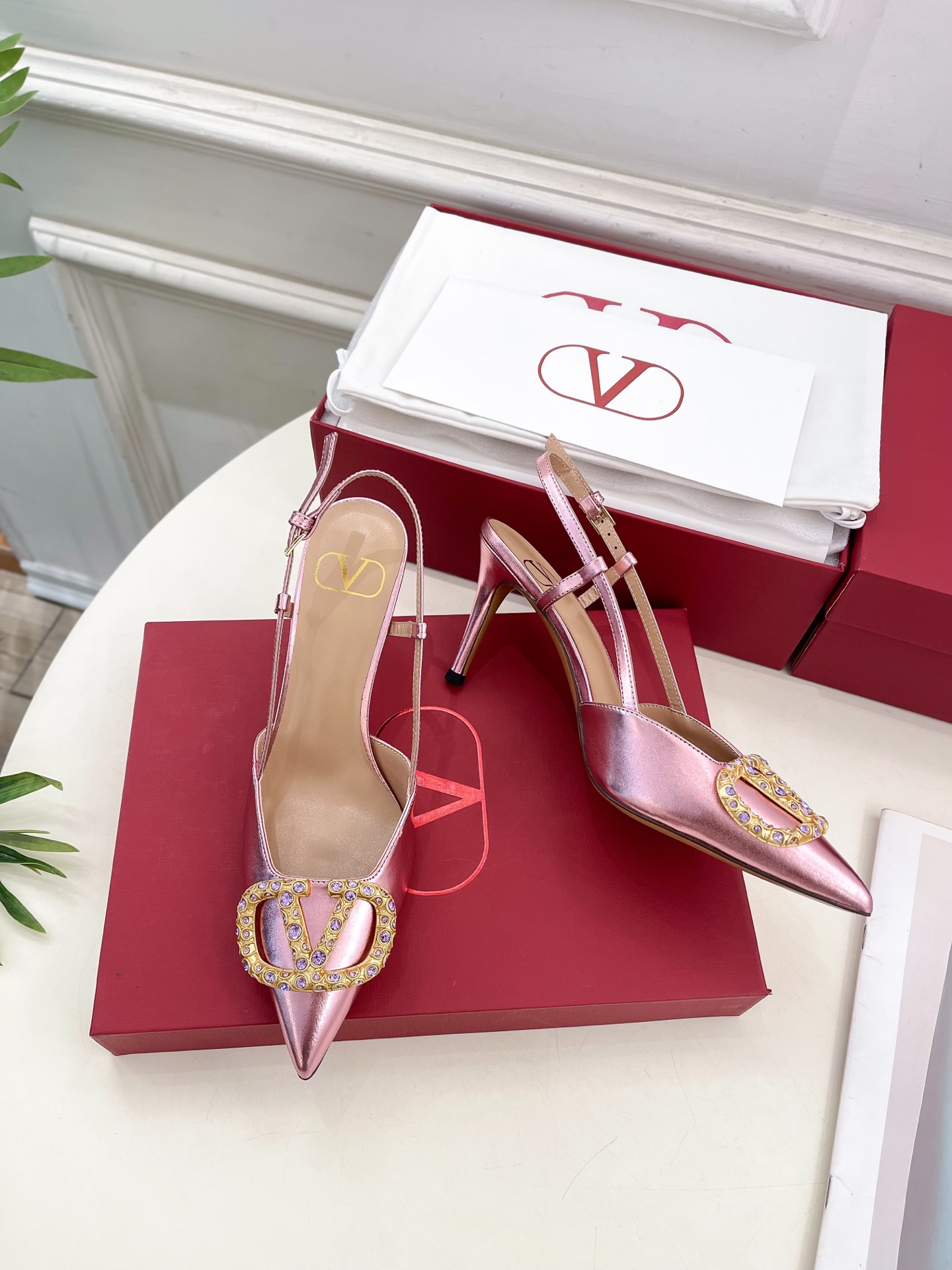 Valentino 华伦天奴2025 春夏新品大V钻扣凉鞋上新☑️
——————————————
Val