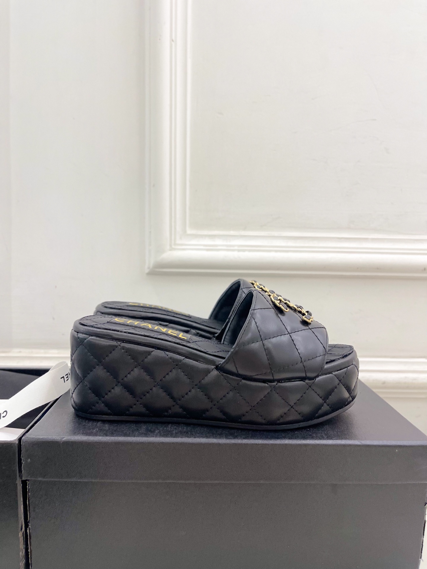 
𝐂𝐇𝐀𝐍𝐄𝐋  | 小香  25𝐬𝐬 

🦋2025 春夏新品  专柜经典款 小香菱格厚底链条双C拖鞋