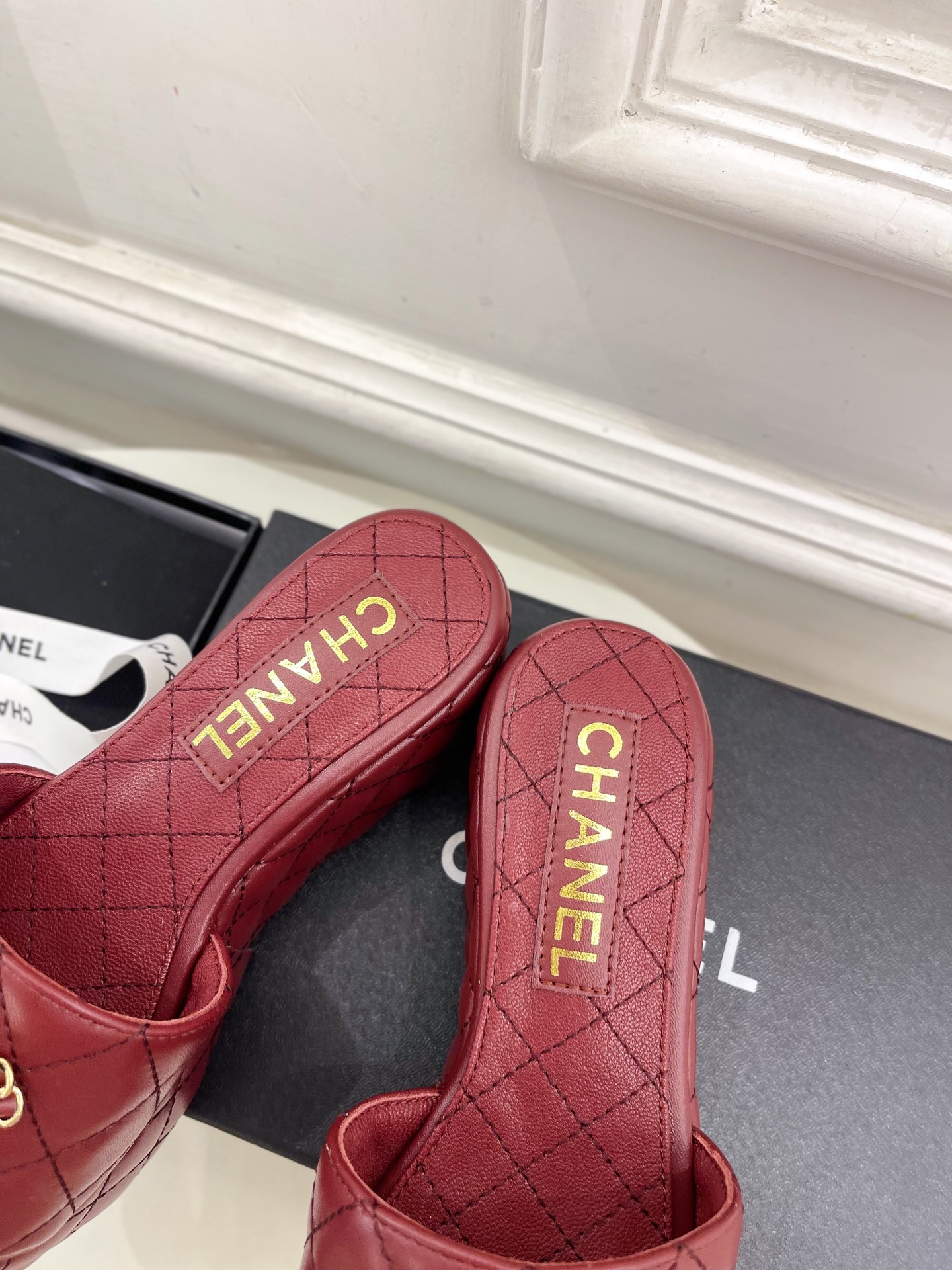 
𝐂𝐇𝐀𝐍𝐄𝐋  | 小香  25𝐬𝐬 

🦋2025 春夏新品  专柜经典款 小香菱格厚底链条双C拖鞋