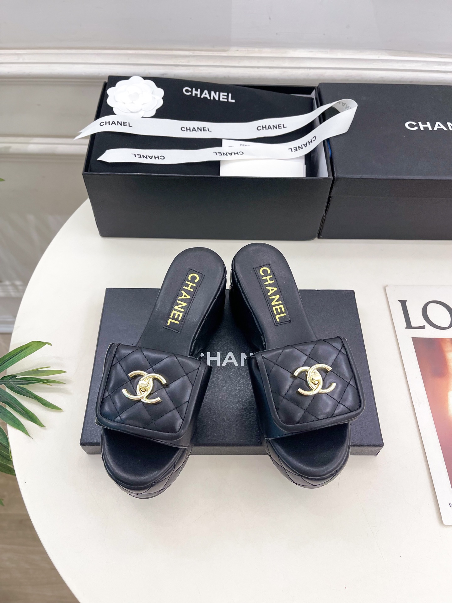 
𝐂𝐇𝐀𝐍𝐄𝐋  | 小香  25𝐬𝐬 

🦋2025 春夏新品  专柜经典款 翻盖书包扣菱格厚底拖鞋系