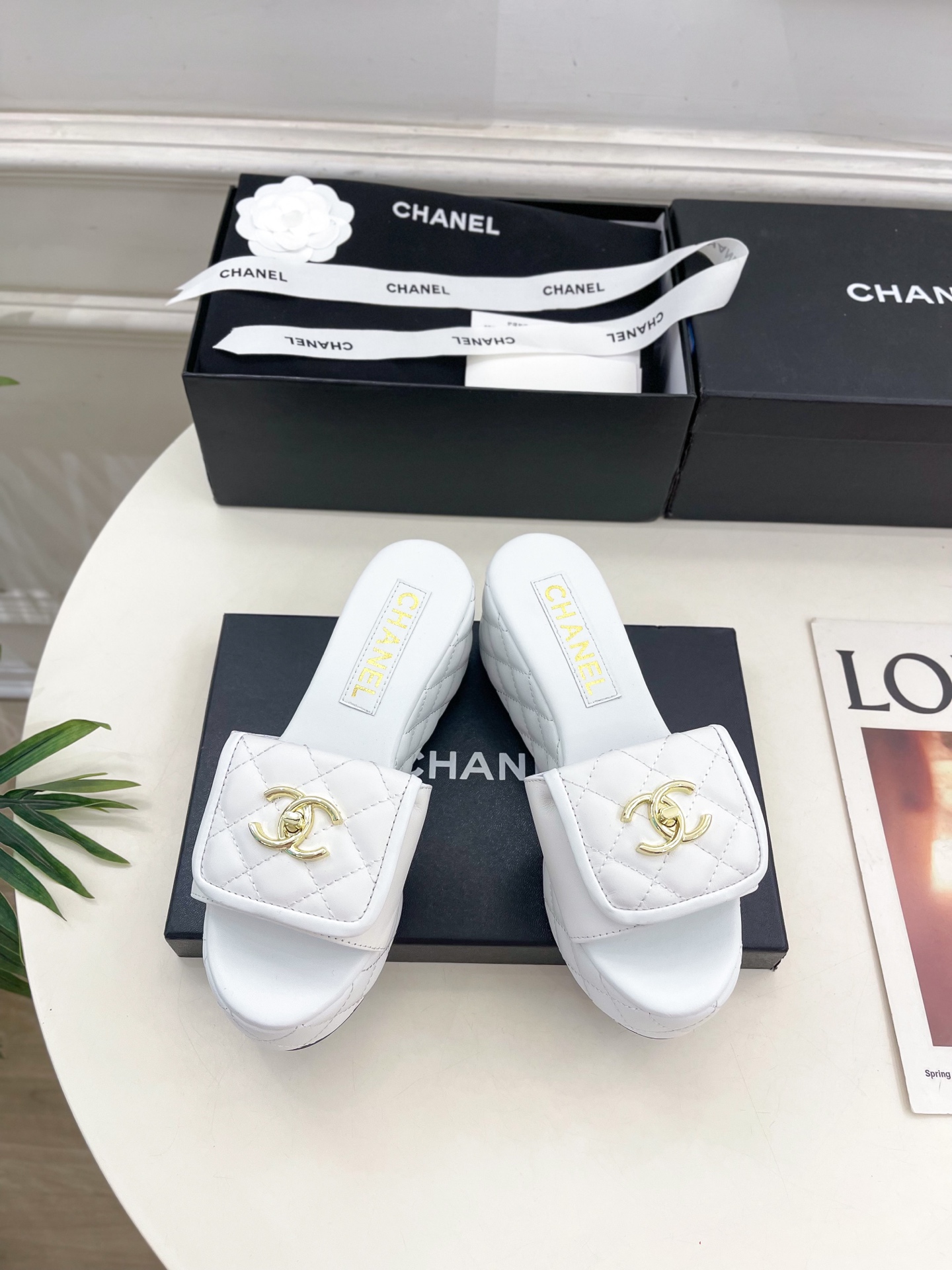 
𝐂𝐇𝐀𝐍𝐄𝐋  | 小香  25𝐬𝐬 

🦋2025 春夏新品  专柜经典款 翻盖书包扣菱格厚底拖鞋系