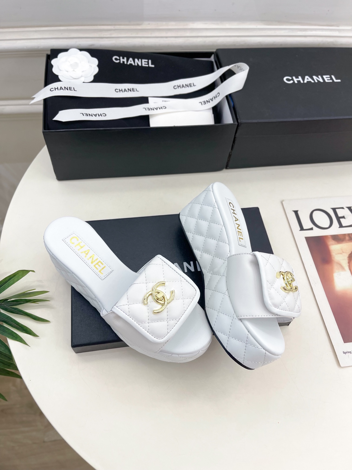 
𝐂𝐇𝐀𝐍𝐄𝐋  | 小香  25𝐬𝐬 

🦋2025 春夏新品  专柜经典款 翻盖书包扣菱格厚底拖鞋系