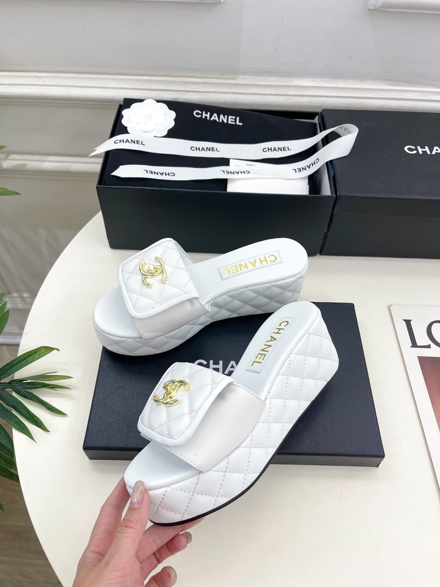 
𝐂𝐇𝐀𝐍𝐄𝐋  | 小香  25𝐬𝐬 

🦋2025 春夏新品  专柜经典款 翻盖书包扣菱格厚底拖鞋系