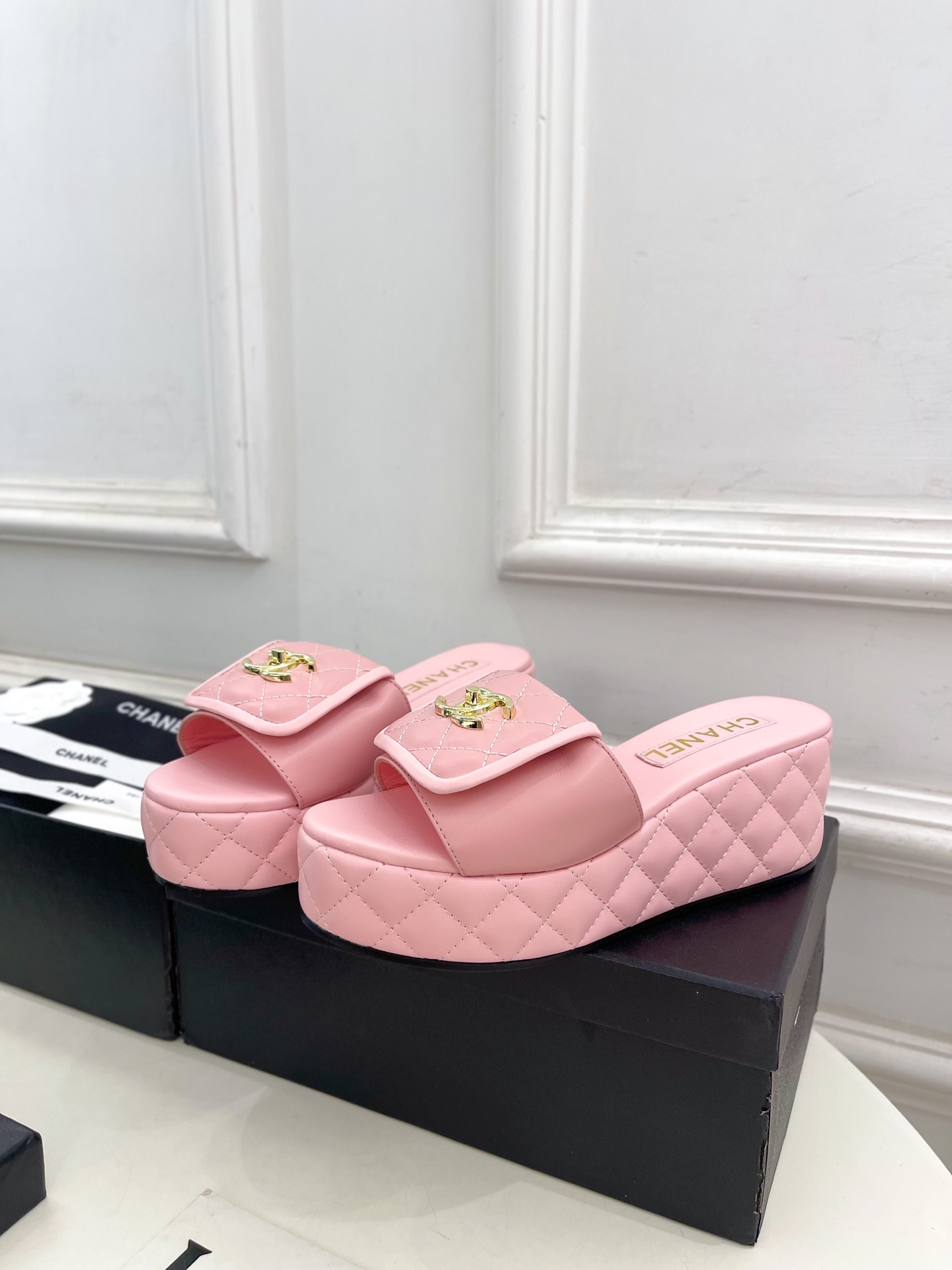 
𝐂𝐇𝐀𝐍𝐄𝐋  | 小香  25𝐬𝐬 

🦋2025 春夏新品  专柜经典款 翻盖书包扣菱格厚底拖鞋系