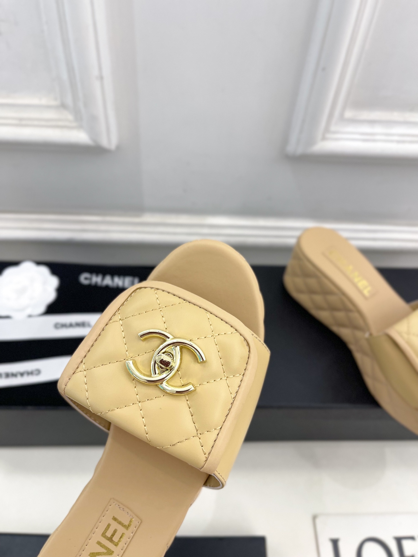 
𝐂𝐇𝐀𝐍𝐄𝐋  | 小香  25𝐬𝐬 

🦋2025 春夏新品  专柜经典款 翻盖书包扣菱格厚底拖鞋系