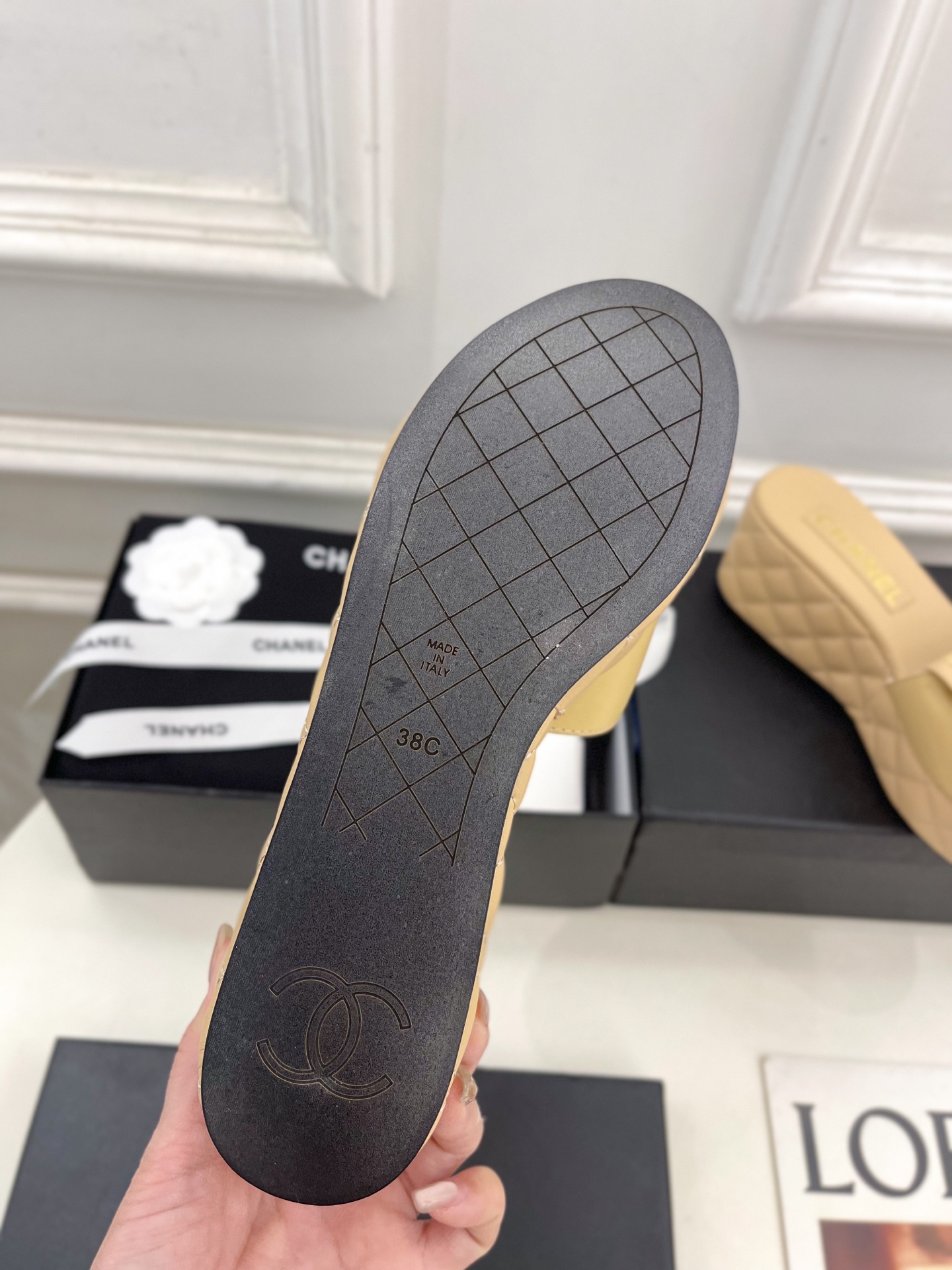 
𝐂𝐇𝐀𝐍𝐄𝐋  | 小香  25𝐬𝐬 

🦋2025 春夏新品  专柜经典款 翻盖书包扣菱格厚底拖鞋系