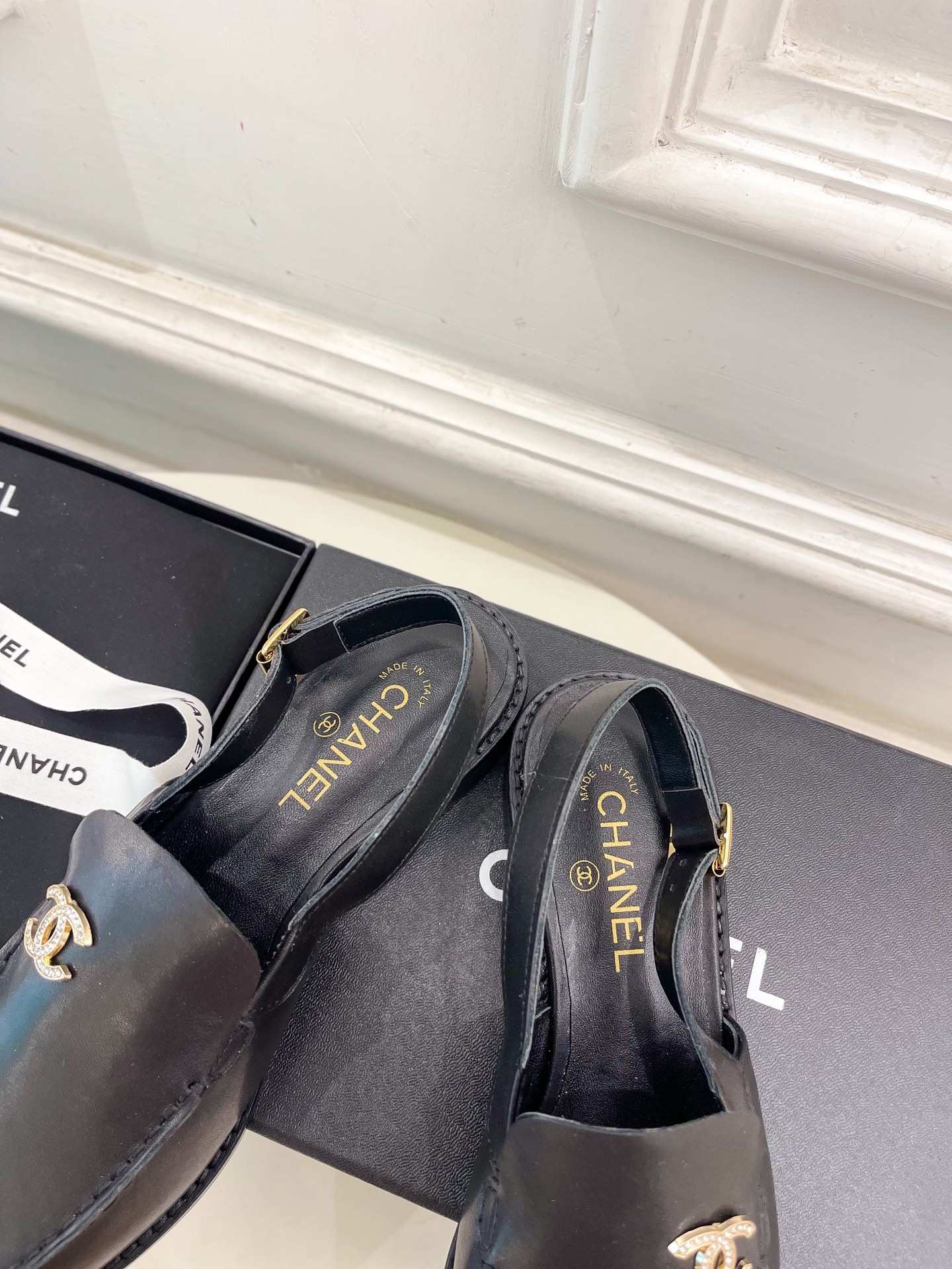 

𝐂𝐇𝐀𝐍𝐄𝐋  | 小香  25𝐬𝐬 

🦋2025 春夏新品  专柜经典走秀款 小香英伦风双C钻扣