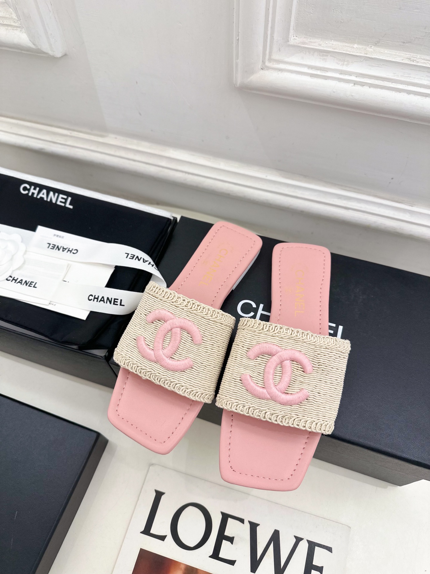 𝐂𝐇𝐀𝐍𝐄𝐋  | 小香  25𝐬𝐬 

🦋2025 春夏新品  专柜经典款 小香双C针织方头平底拖鞋系