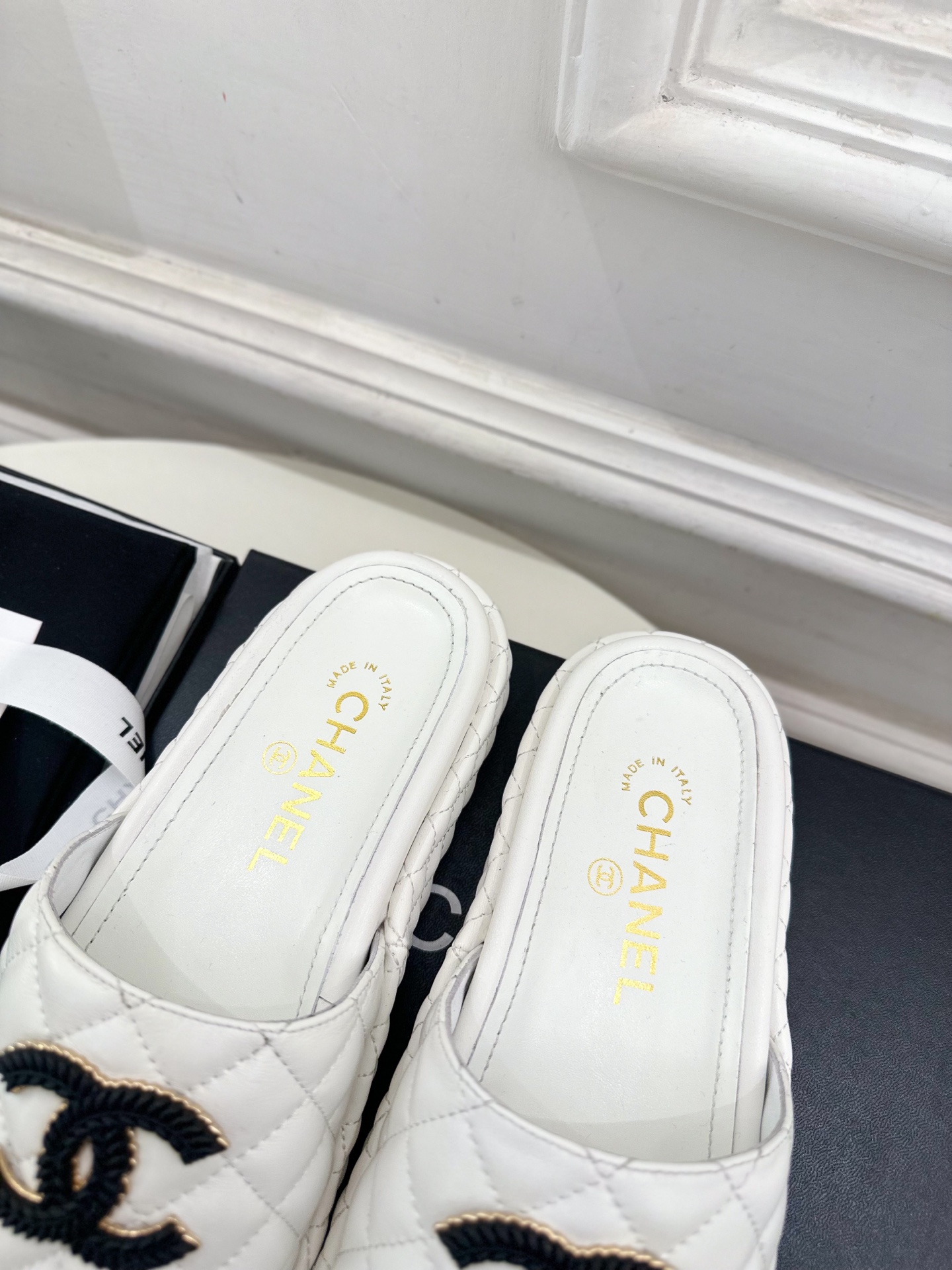 𝐂𝐇𝐀𝐍𝐄𝐋  | 小香  25𝐬𝐬 

🦋2025 春夏新品  专柜经典款 小香菱格双C扣厚底拖鞋系列