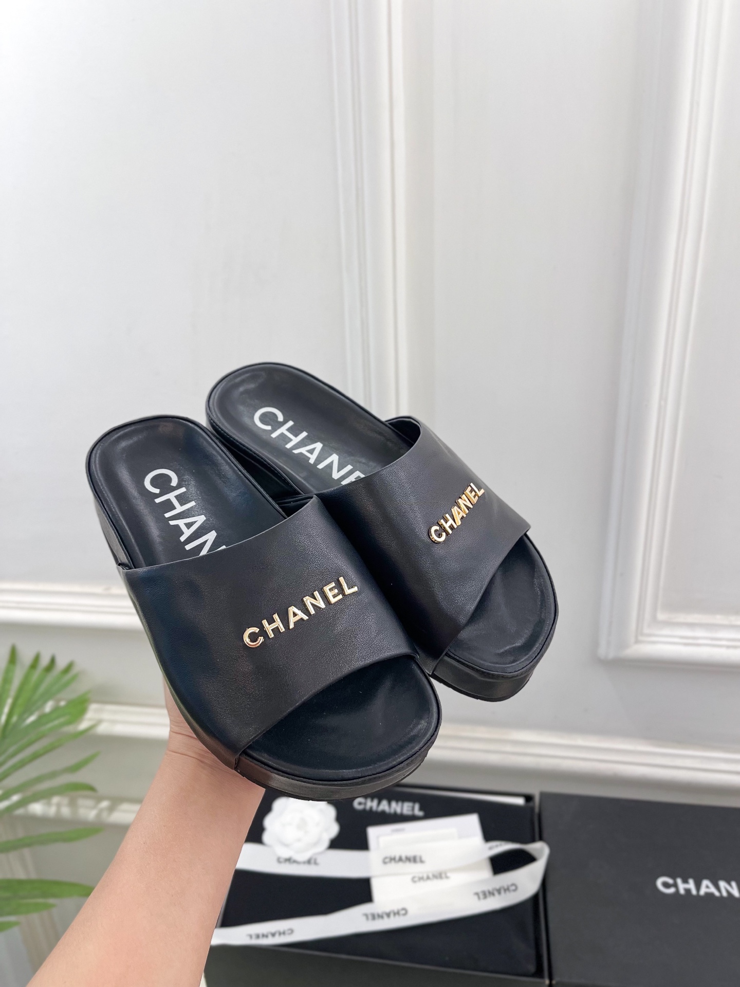 

𝐂𝐇𝐀𝐍𝐄𝐋  | 小香  25𝐬𝐬 

🦋2025 春夏新品  专柜经典款 小香厚底字母扣懒人拖鞋