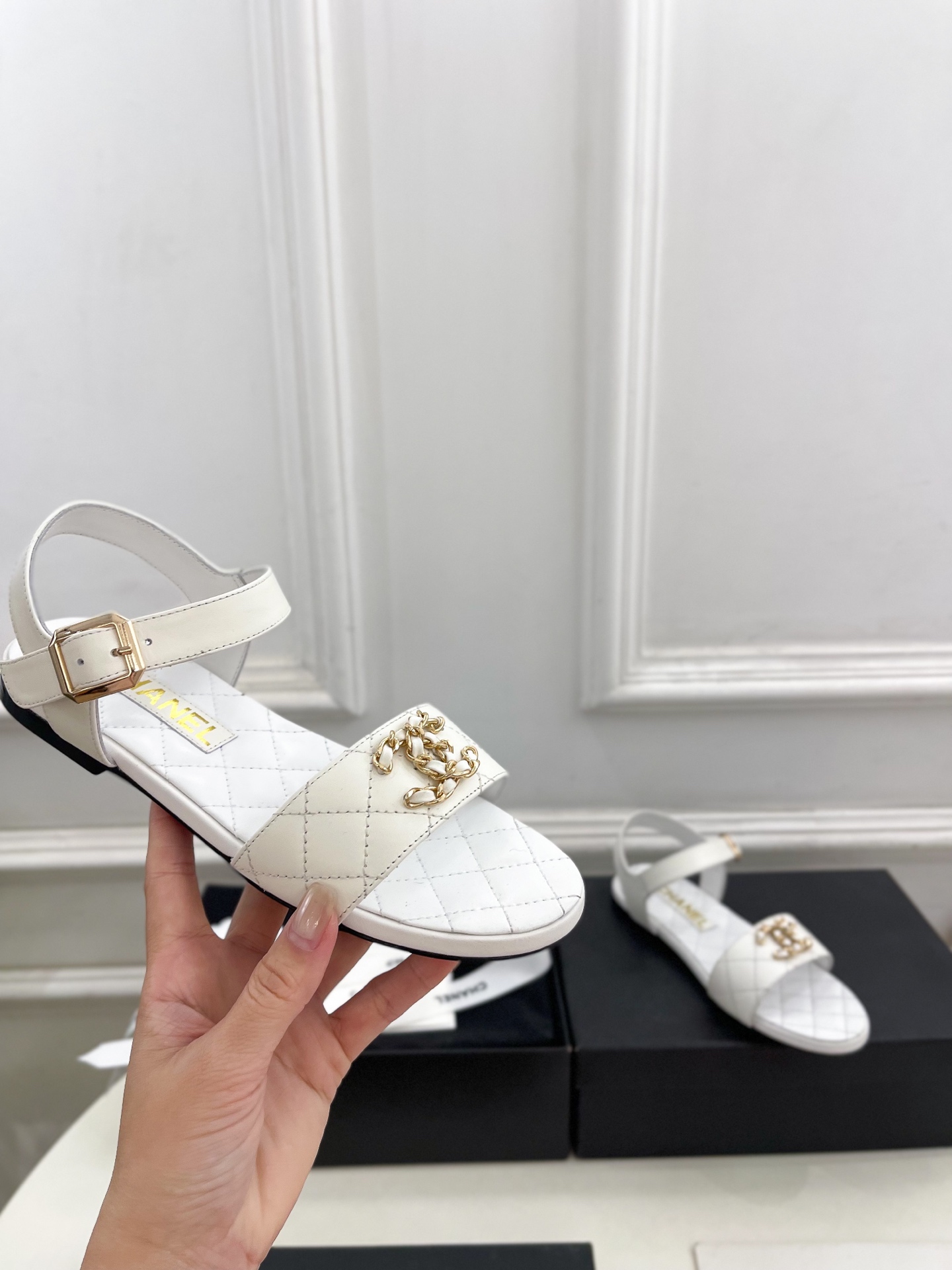 𝐂𝐇𝐀𝐍𝐄𝐋  | 小香  25𝐬𝐬 

🦋2025 春夏新品  专柜经典款 小香菱格双C链条扣凉鞋系列