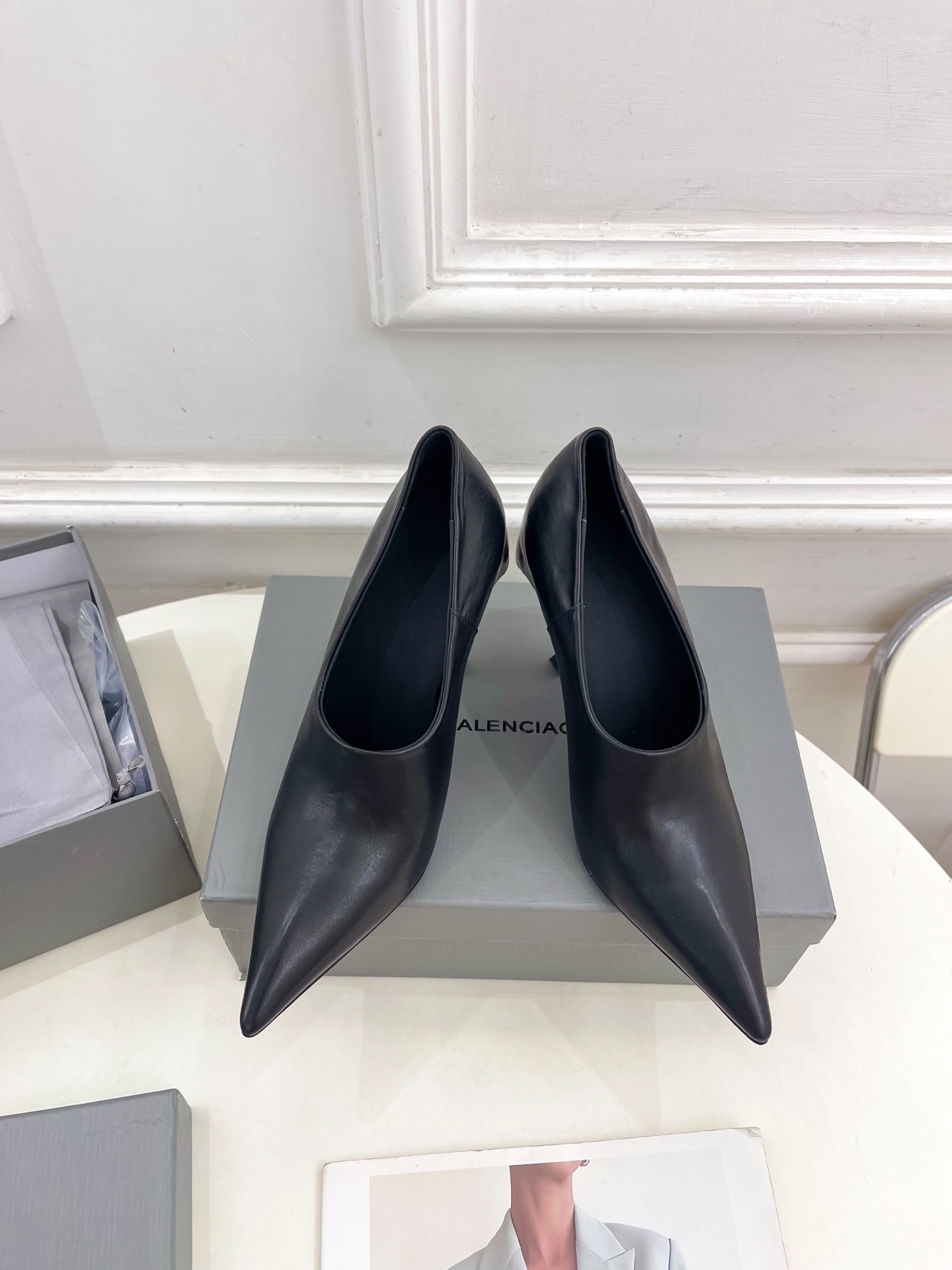 Balenciaga | 巴黎世家 25𝐬𝐬 

 ⭐️2025春夏新品 经典款异形跟尖头高跟鞋
超火爆