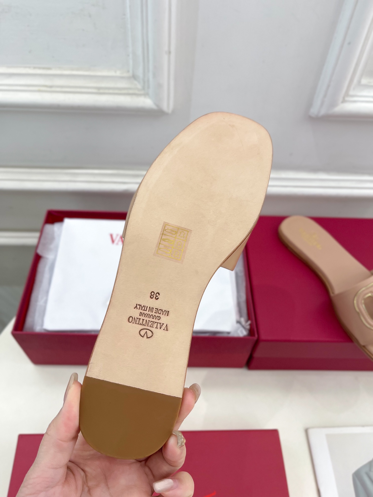 Valentino 华伦天奴 2025 SS春夏新品 大V扣镂空拖鞋上新☑️
—————————————