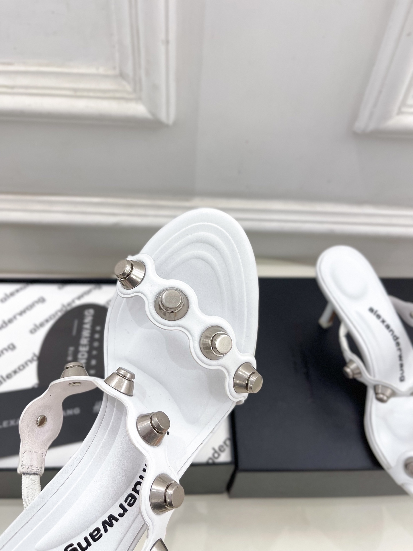 Alexander wang 亚力山•大王

2025早春新品 riot 罗马角斗士圆头凉拖鞋
————