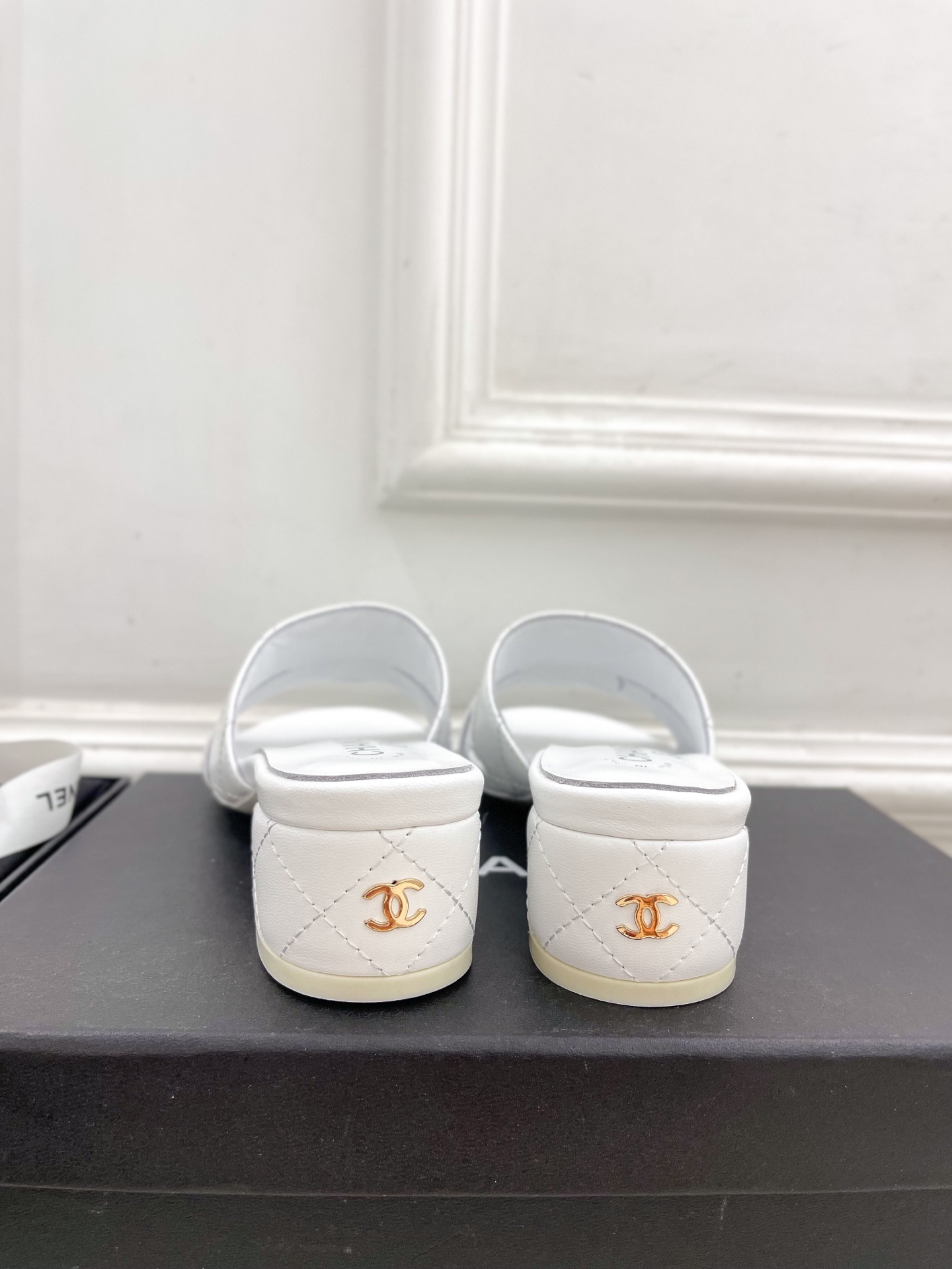 𝐂𝐇𝐀𝐍𝐄𝐋  | 小香  25𝐬𝐬 

🦋2025 春夏新品  专柜经典款 小香双C菱格粗跟拖鞋系列上