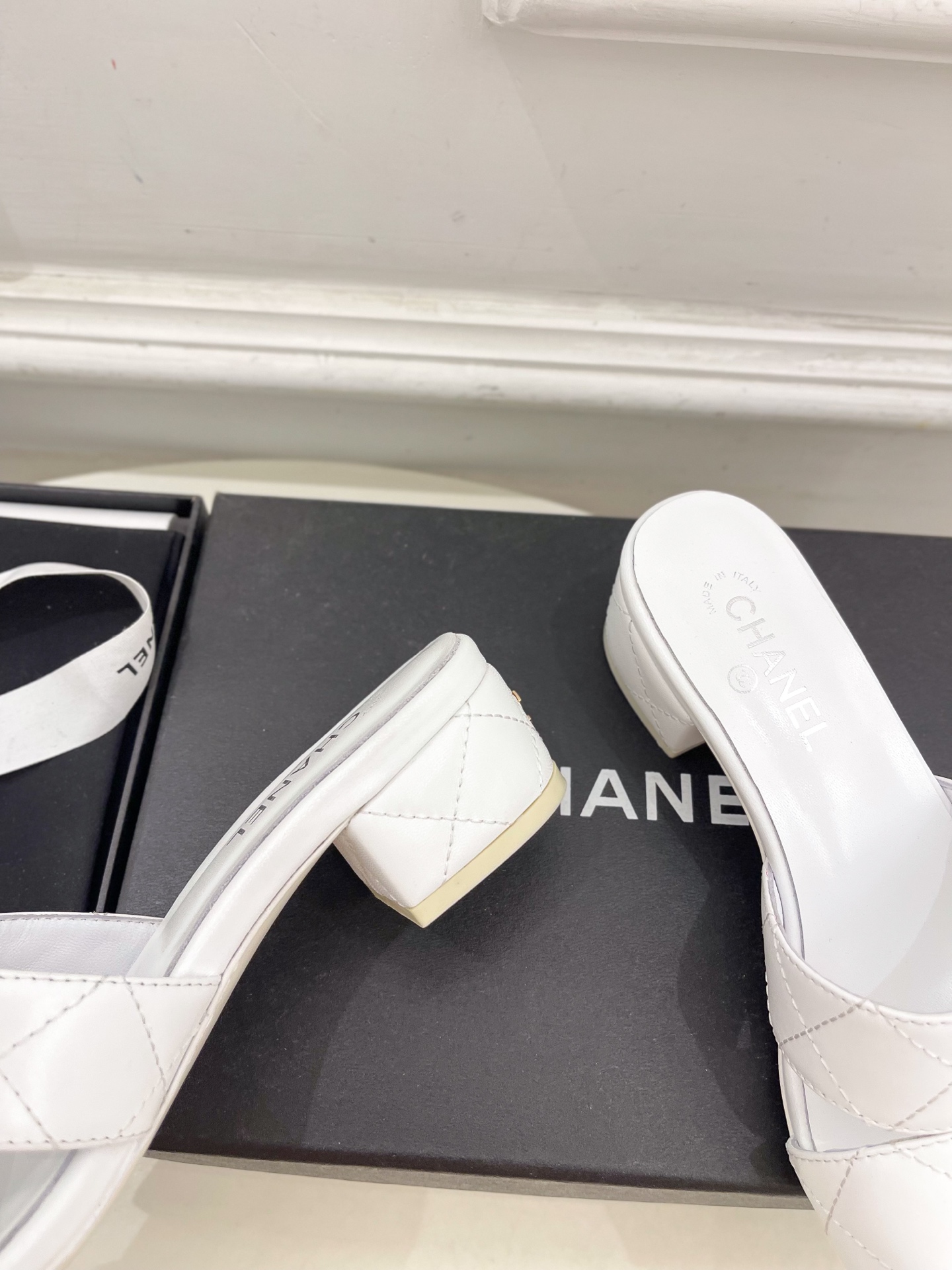 𝐂𝐇𝐀𝐍𝐄𝐋  | 小香  25𝐬𝐬 

🦋2025 春夏新品  专柜经典款 小香双C菱格粗跟拖鞋系列上