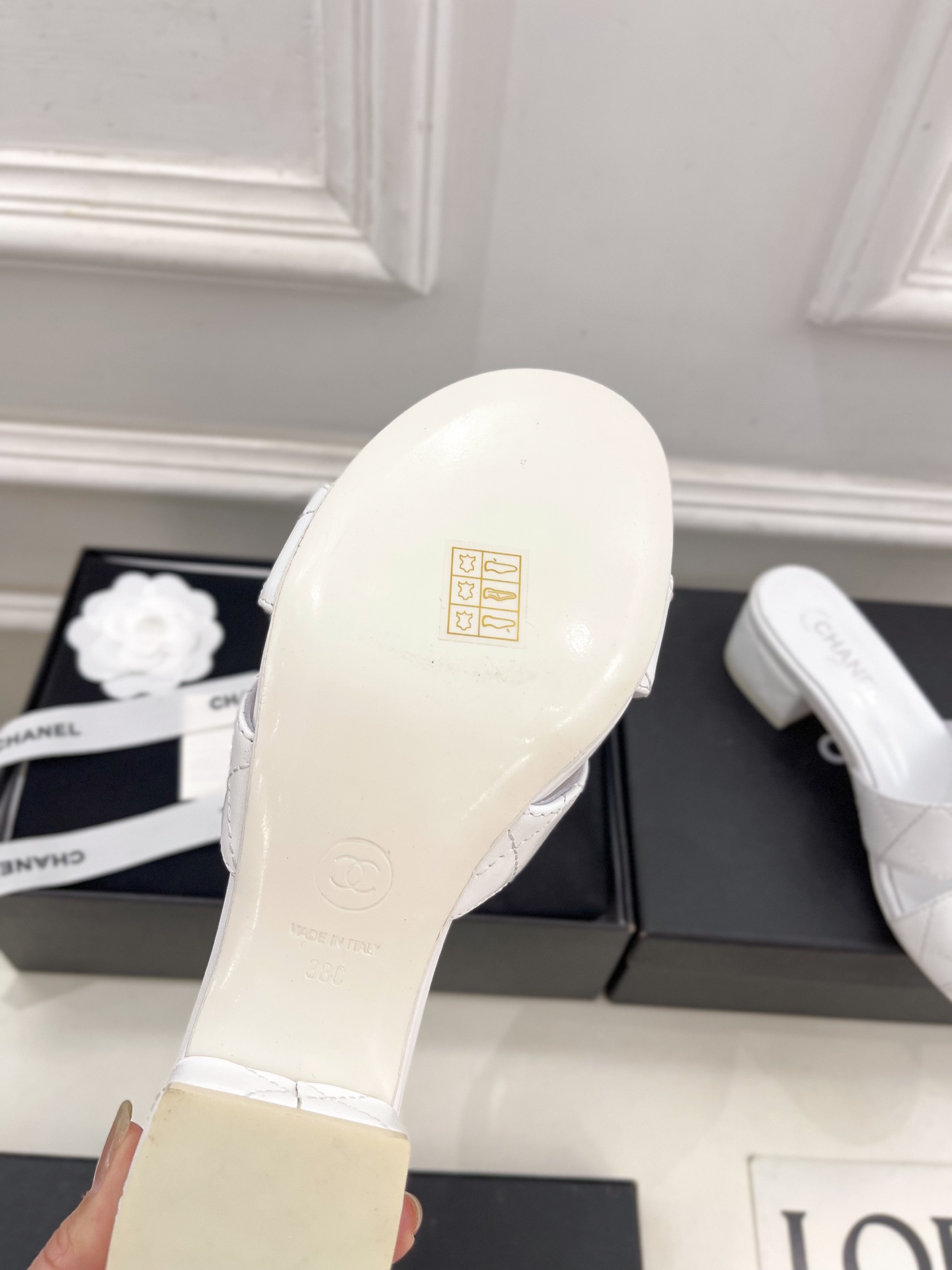 𝐂𝐇𝐀𝐍𝐄𝐋  | 小香  25𝐬𝐬 

🦋2025 春夏新品  专柜经典款 小香双C菱格粗跟拖鞋系列上