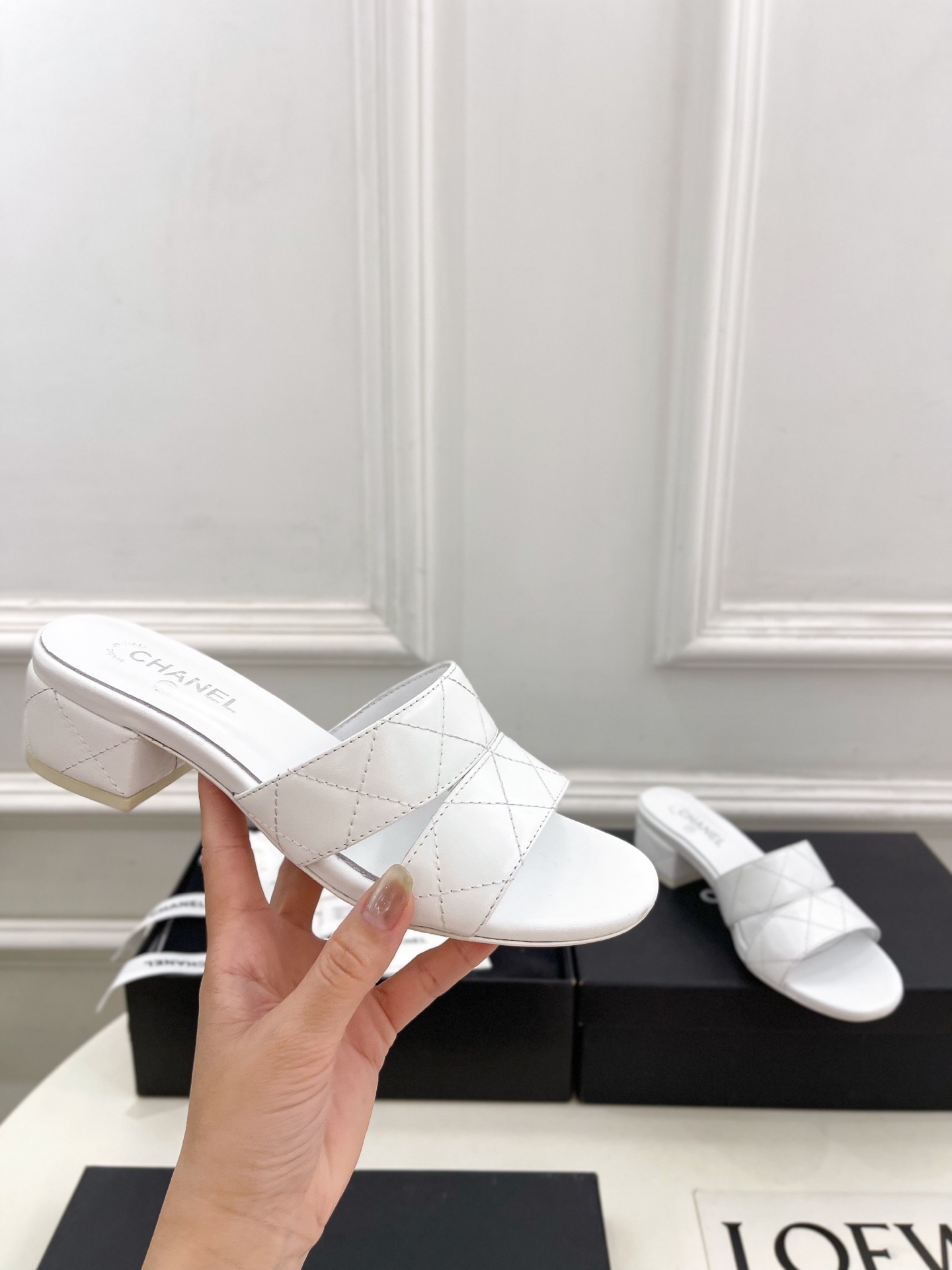 𝐂𝐇𝐀𝐍𝐄𝐋  | 小香  25𝐬𝐬 

🦋2025 春夏新品  专柜经典款 小香双C菱格粗跟拖鞋系列上