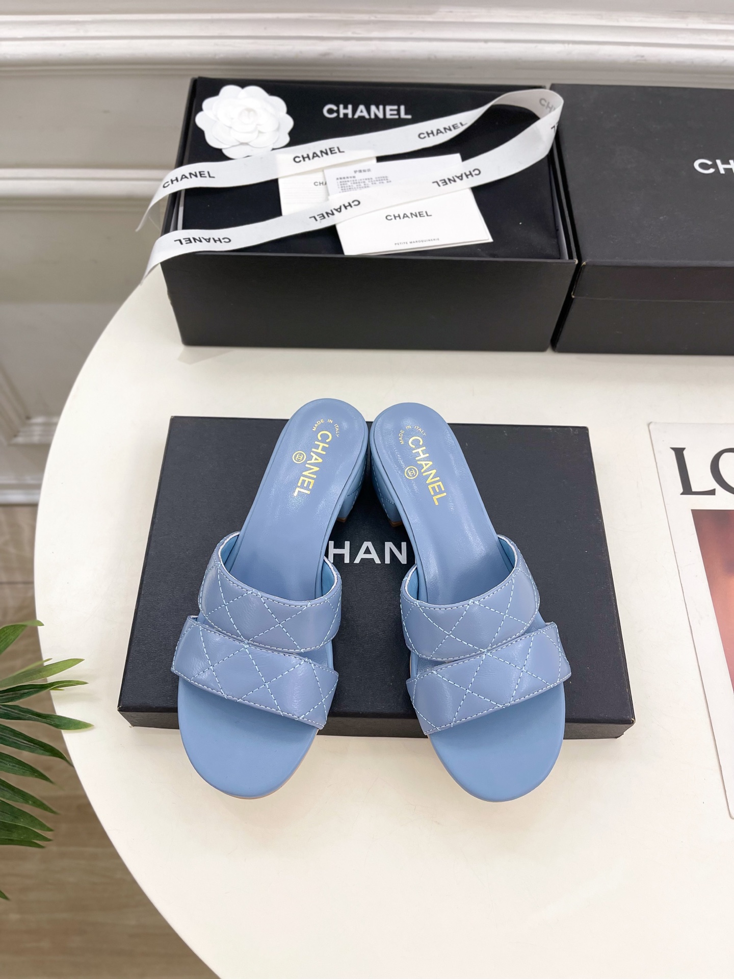 𝐂𝐇𝐀𝐍𝐄𝐋  | 小香  25𝐬𝐬 

🦋2025 春夏新品  专柜经典款 小香双C菱格粗跟拖鞋系列上