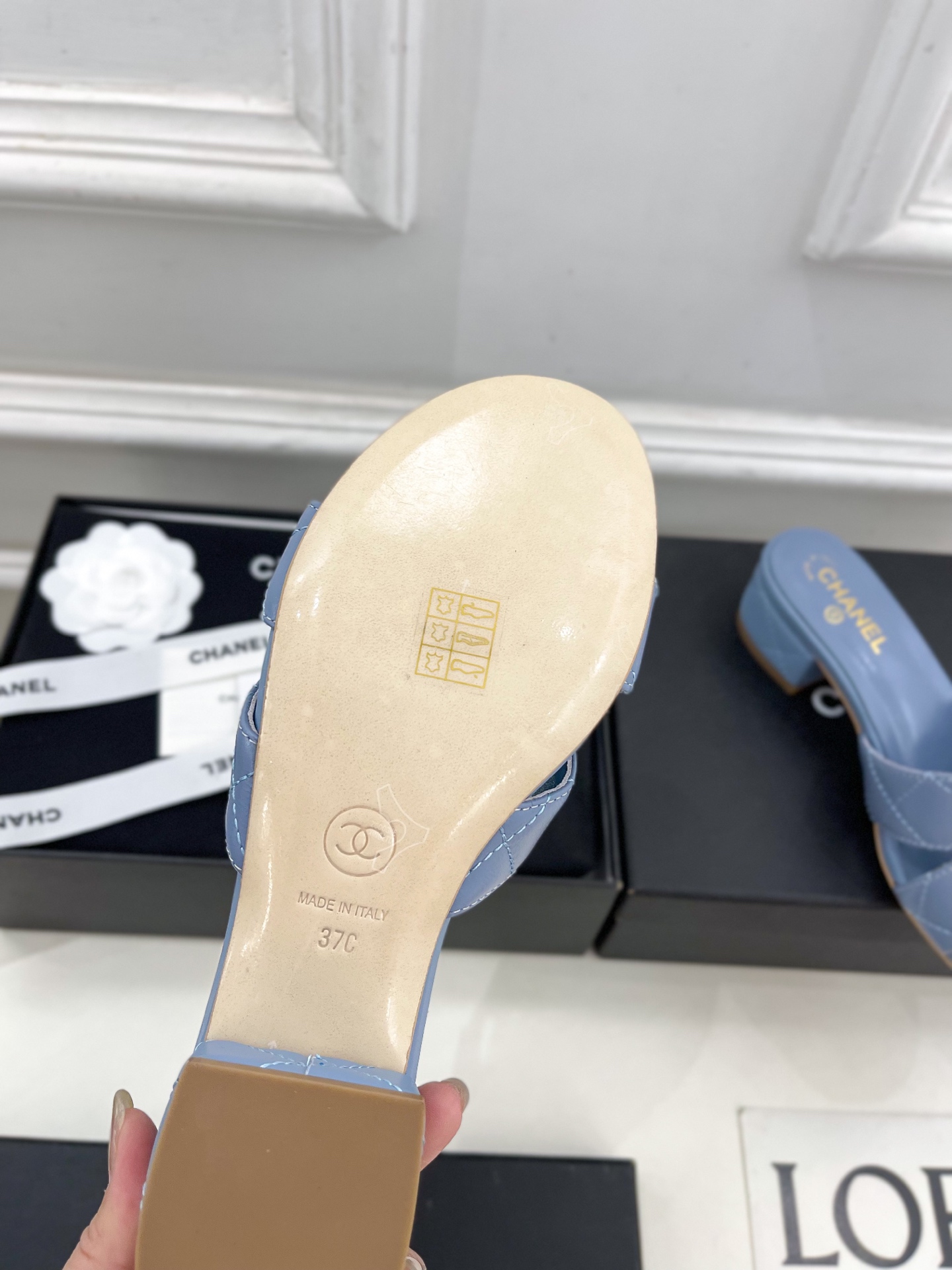 𝐂𝐇𝐀𝐍𝐄𝐋  | 小香  25𝐬𝐬 

🦋2025 春夏新品  专柜经典款 小香双C菱格粗跟拖鞋系列上