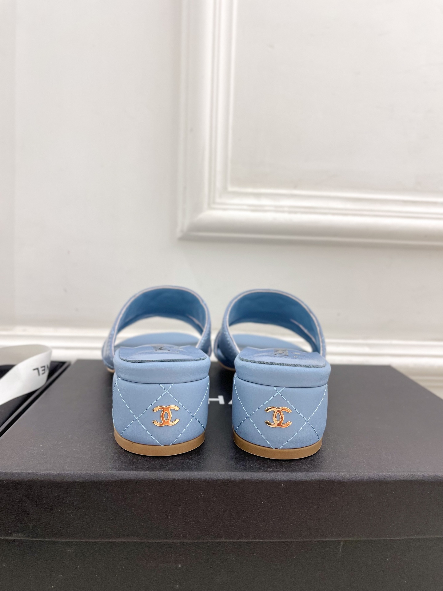 𝐂𝐇𝐀𝐍𝐄𝐋  | 小香  25𝐬𝐬 

🦋2025 春夏新品  专柜经典款 小香双C菱格粗跟拖鞋系列上