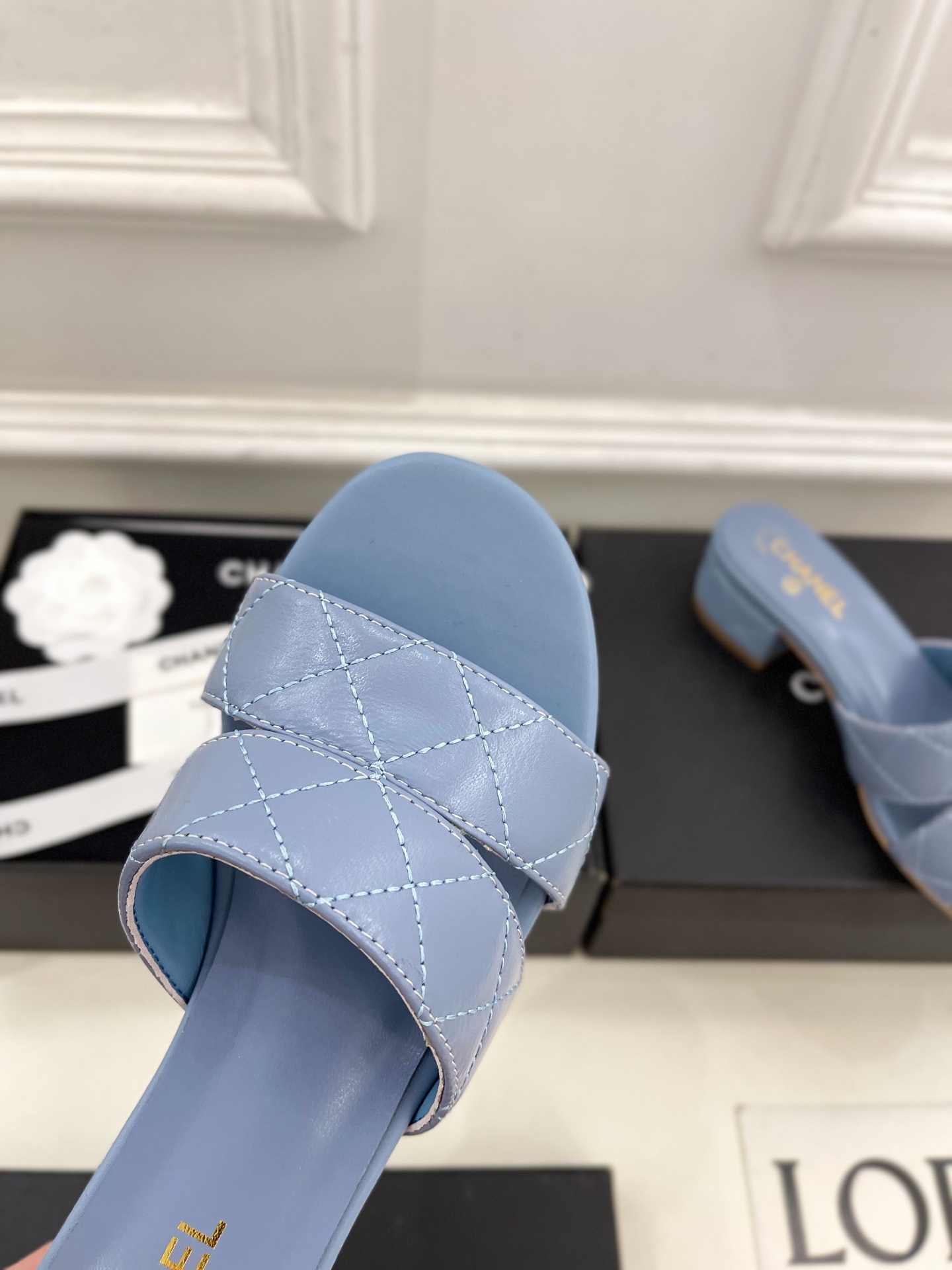 𝐂𝐇𝐀𝐍𝐄𝐋  | 小香  25𝐬𝐬 

🦋2025 春夏新品  专柜经典款 小香双C菱格粗跟拖鞋系列上
