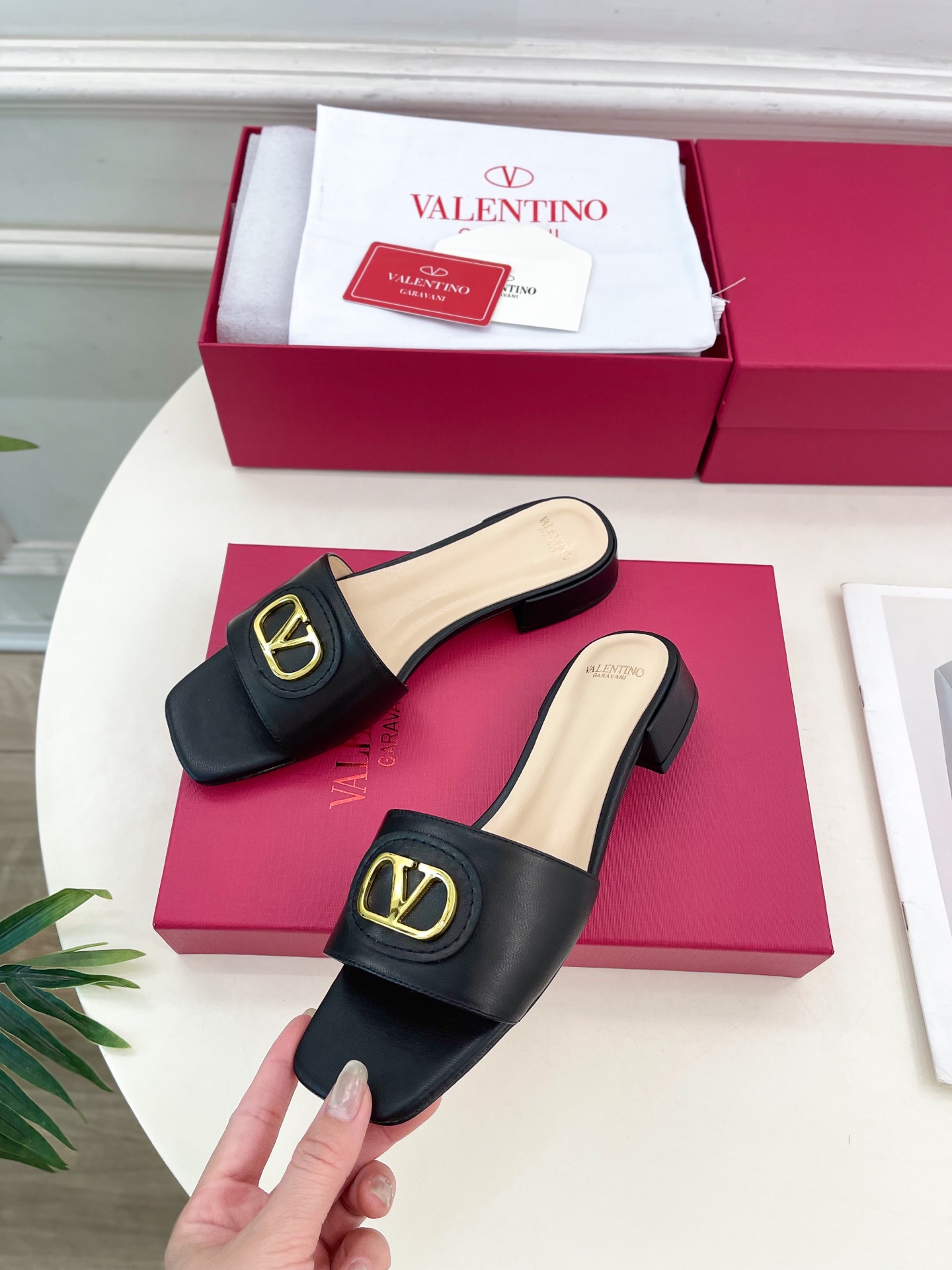 Valentino 华伦天奴 25ss
2025春夏新品 SIGNATURE金属V扣拖鞋 上新☑️
——