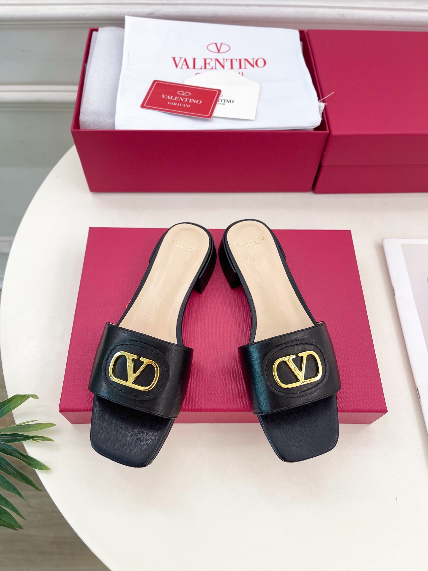 Valentino 华伦天奴 25ss
2025春夏新品 SIGNATURE金属V扣拖鞋 上新☑️
——