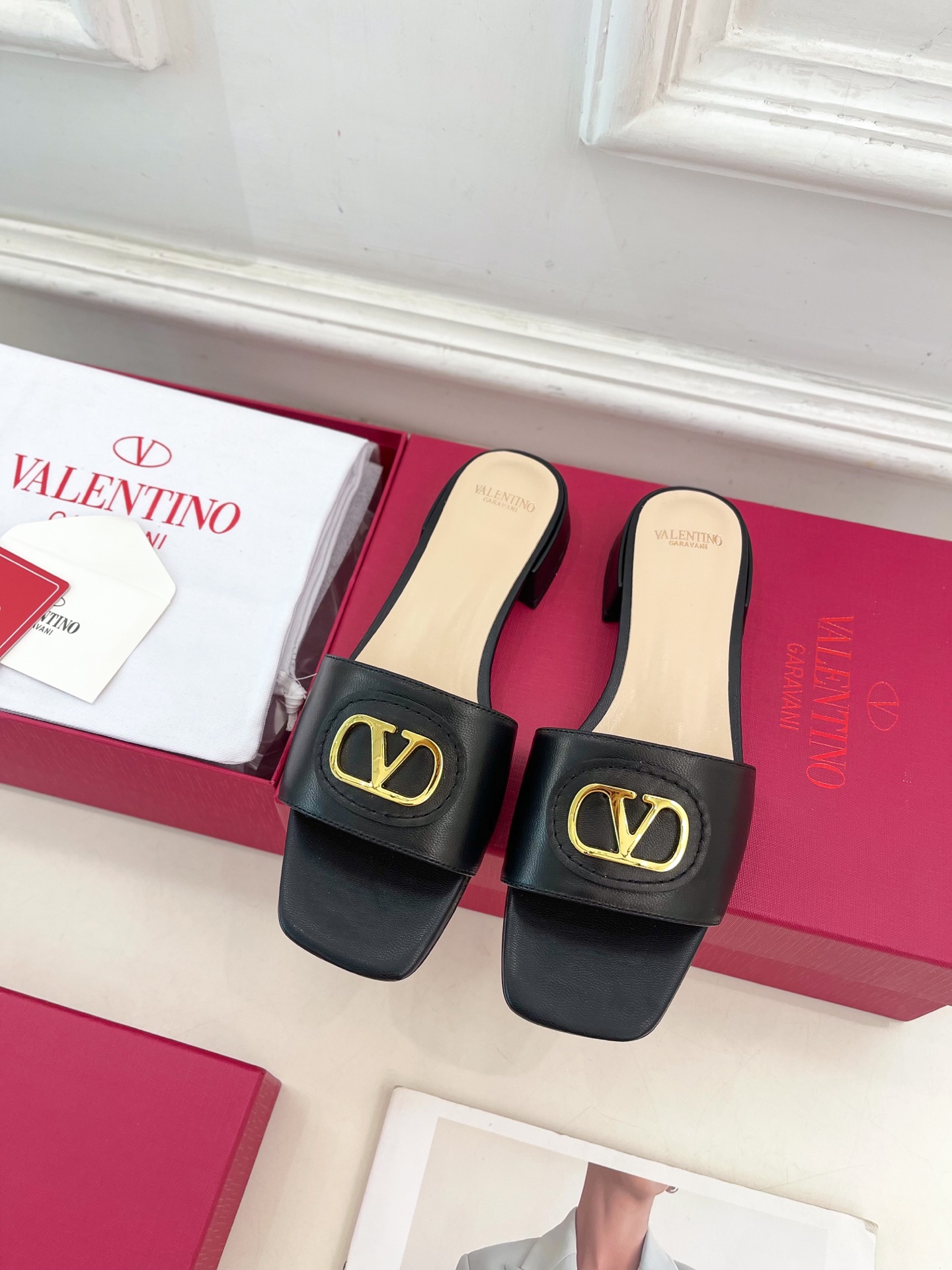 Valentino 华伦天奴 25ss
2025春夏新品 SIGNATURE金属V扣拖鞋 上新☑️
——