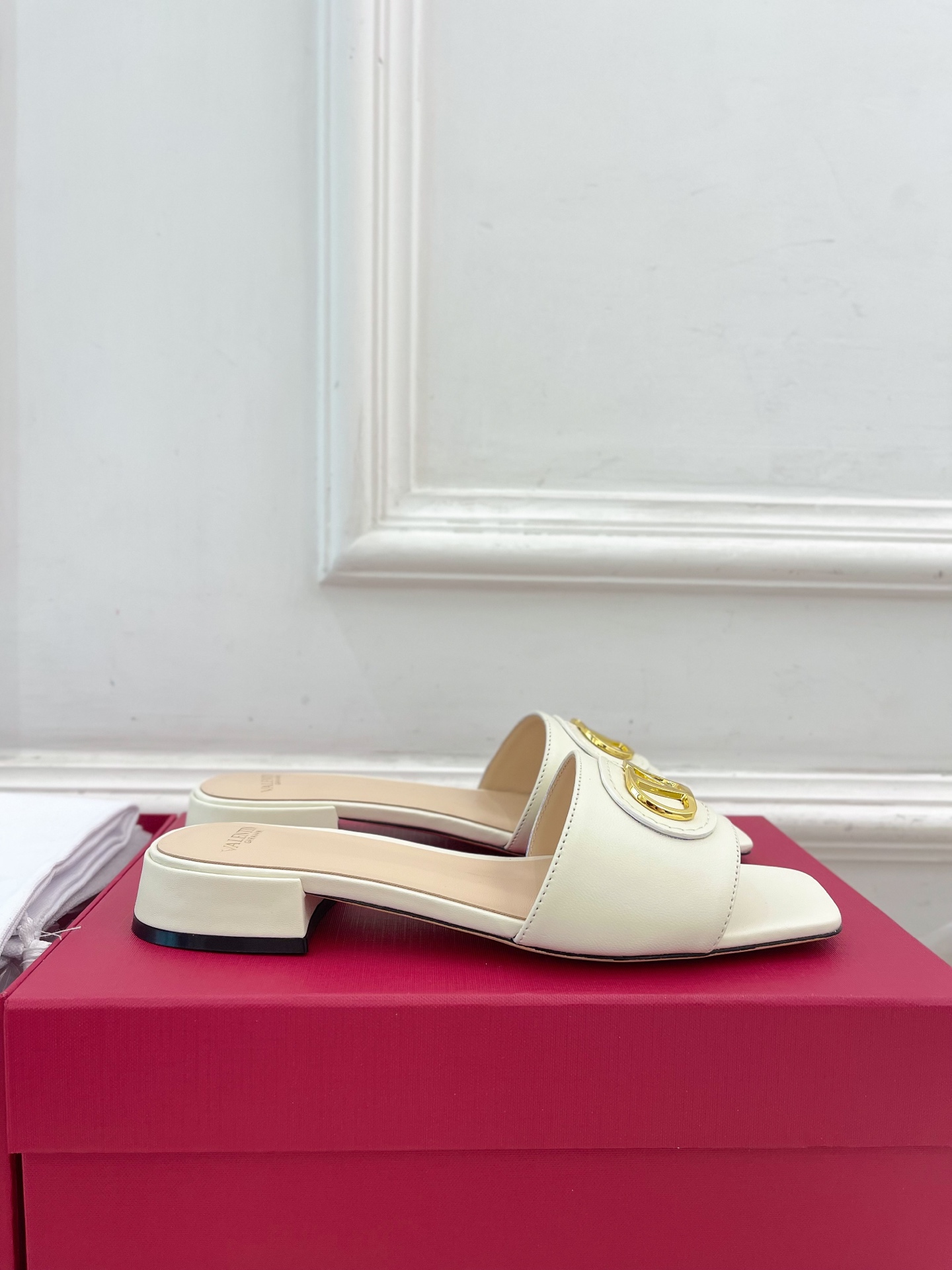 Valentino 华伦天奴 25ss
2025春夏新品 SIGNATURE金属V扣拖鞋 上新☑️
——